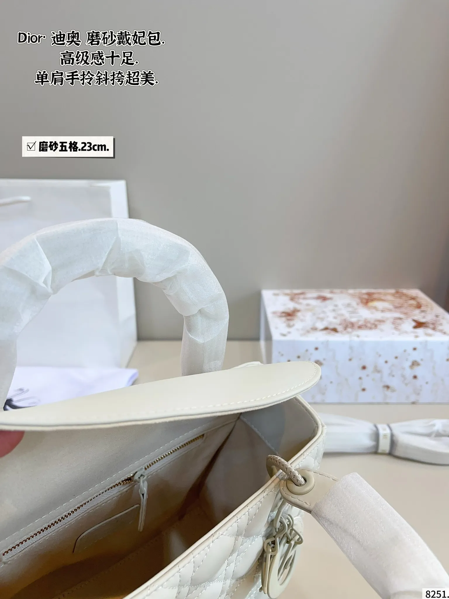 p210配包装🎁. 迪奥戴妃,dior高端品质,可随意对比专柜细节,独家出货,高版本第一批定制爆款 与专柜一样哦!磨砂品质 现货在售‼️实拍图一组,我们的版本看实拍 更有寓意 尺寸:23*12*20cm