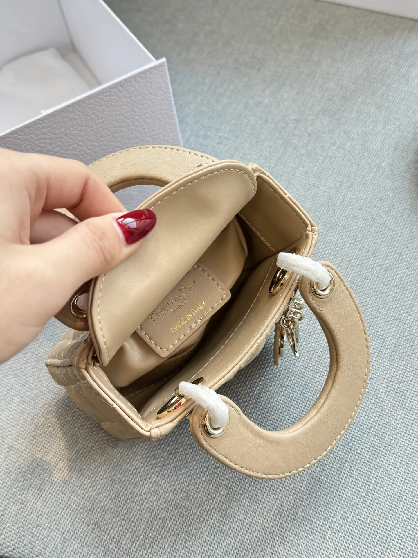 超迷你三格💰160 全套礼盒 size:12×11 DIOR迪奥 Lady Dior 藤格纹 戴妃包手提包 自带高级感, 羊皮纹戴妃的美谁懂 很精致很显气质 完全是人间富贵花本花🌹