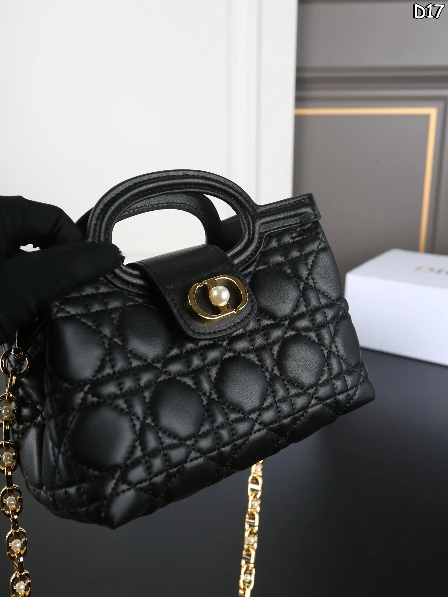 P185 折叠盒 DIOR迪奥 Jolie Handle 藤格纹 珍珠 链条包 斜挎手提包 迷你 简单又高级~ 妥妥的上班族神包 DIOR Jolie，我新的上班神包！ 怎么说呢，就是颜值高！ 拎着走在去上班的路上，回头率猛涨，心情大好～ 尺寸：18&times;11