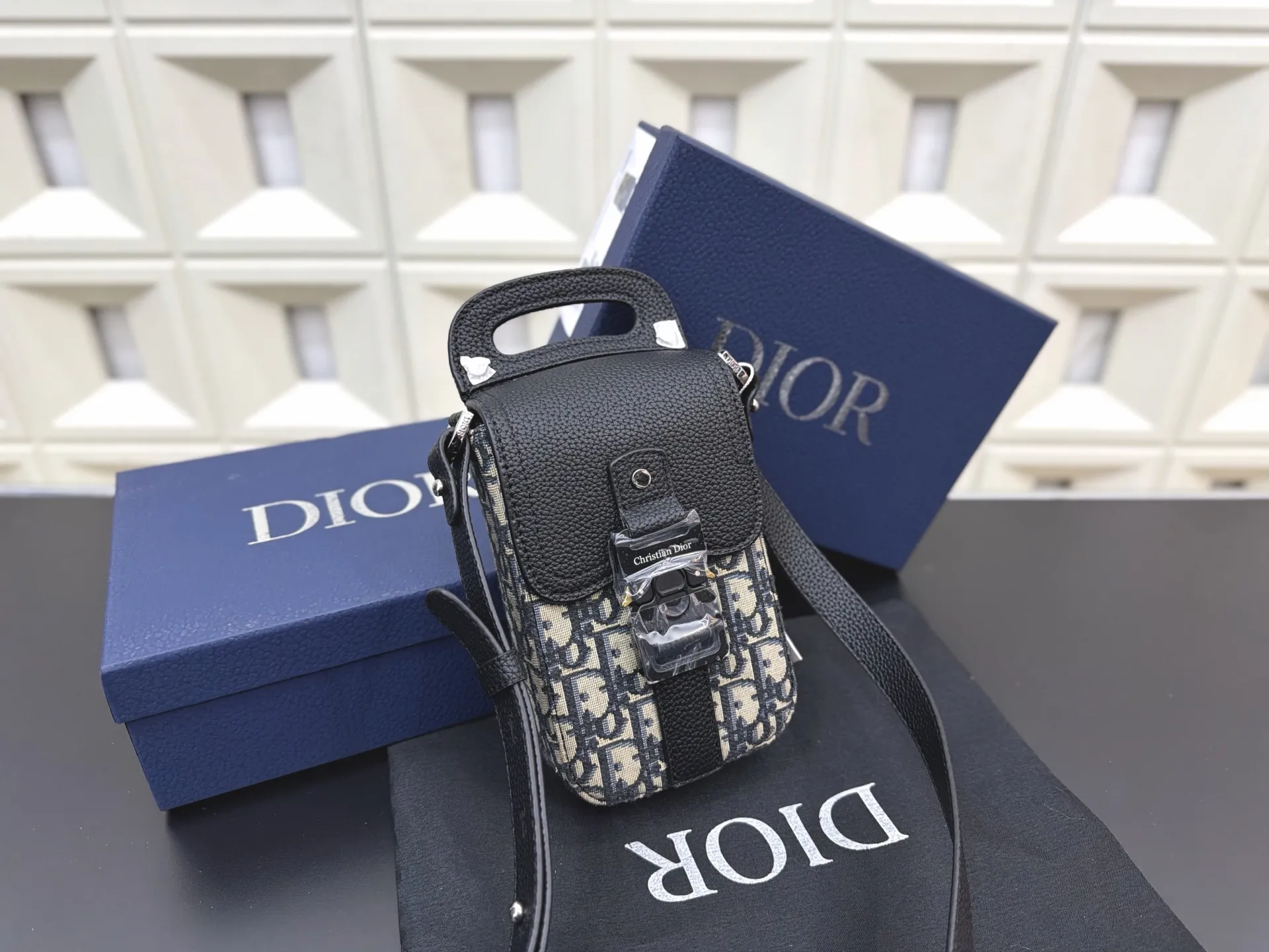 P150 DIOR 迪奥 刺绣针织牛仔布手机包 小方包 男女通用斜挎包 单肩包 经典百搭 实物拍摄 原厂原版面料 防尘袋 礼盒 22 x 11 cm。