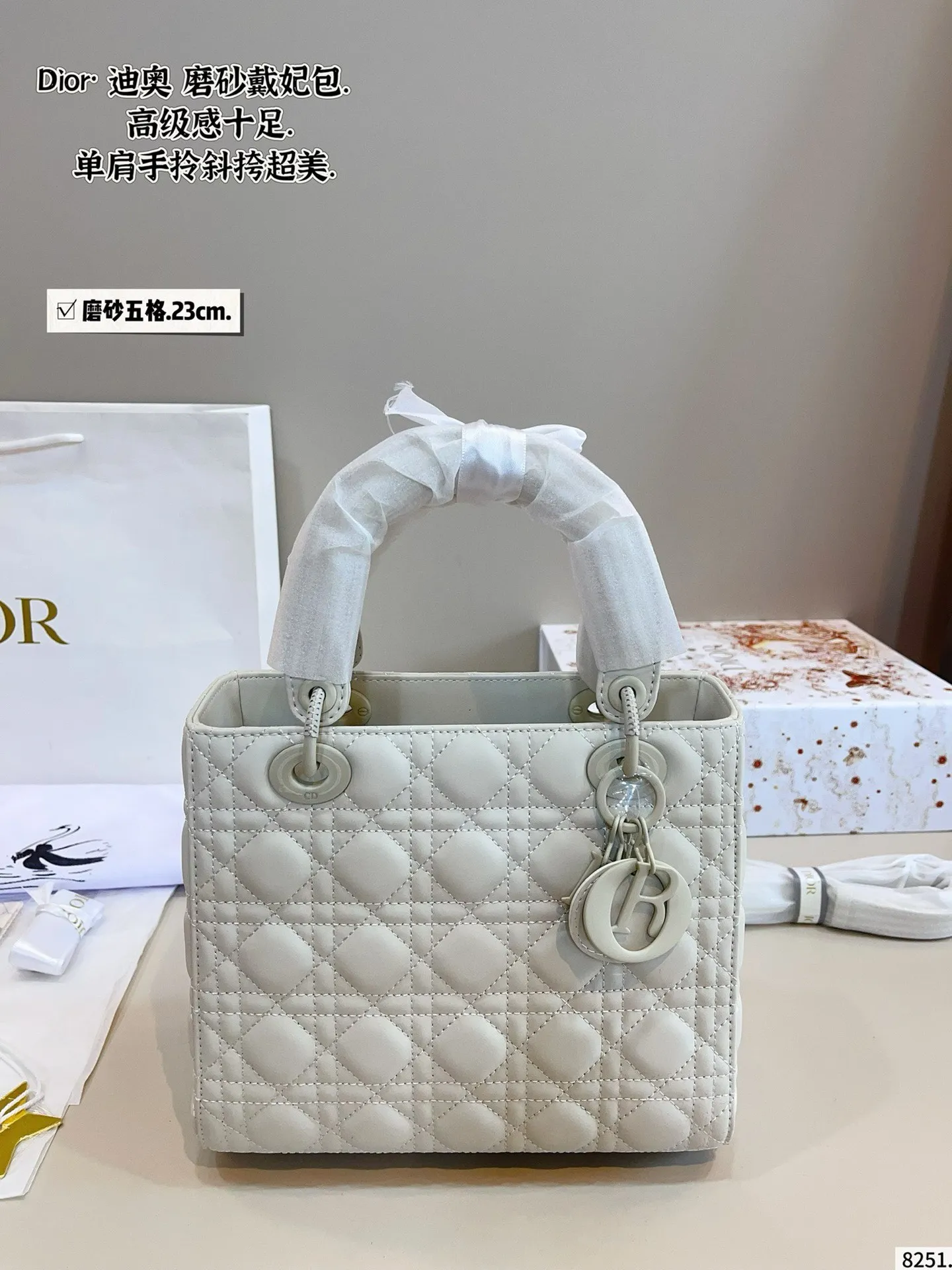 p210配包装🎁. 迪奥戴妃,dior高端品质,可随意对比专柜细节,独家出货,高版本第一批定制爆款 与专柜一样哦!磨砂品质 现货在售‼️实拍图一组,我们的版本看实拍 更有寓意 尺寸:23*12*20cm