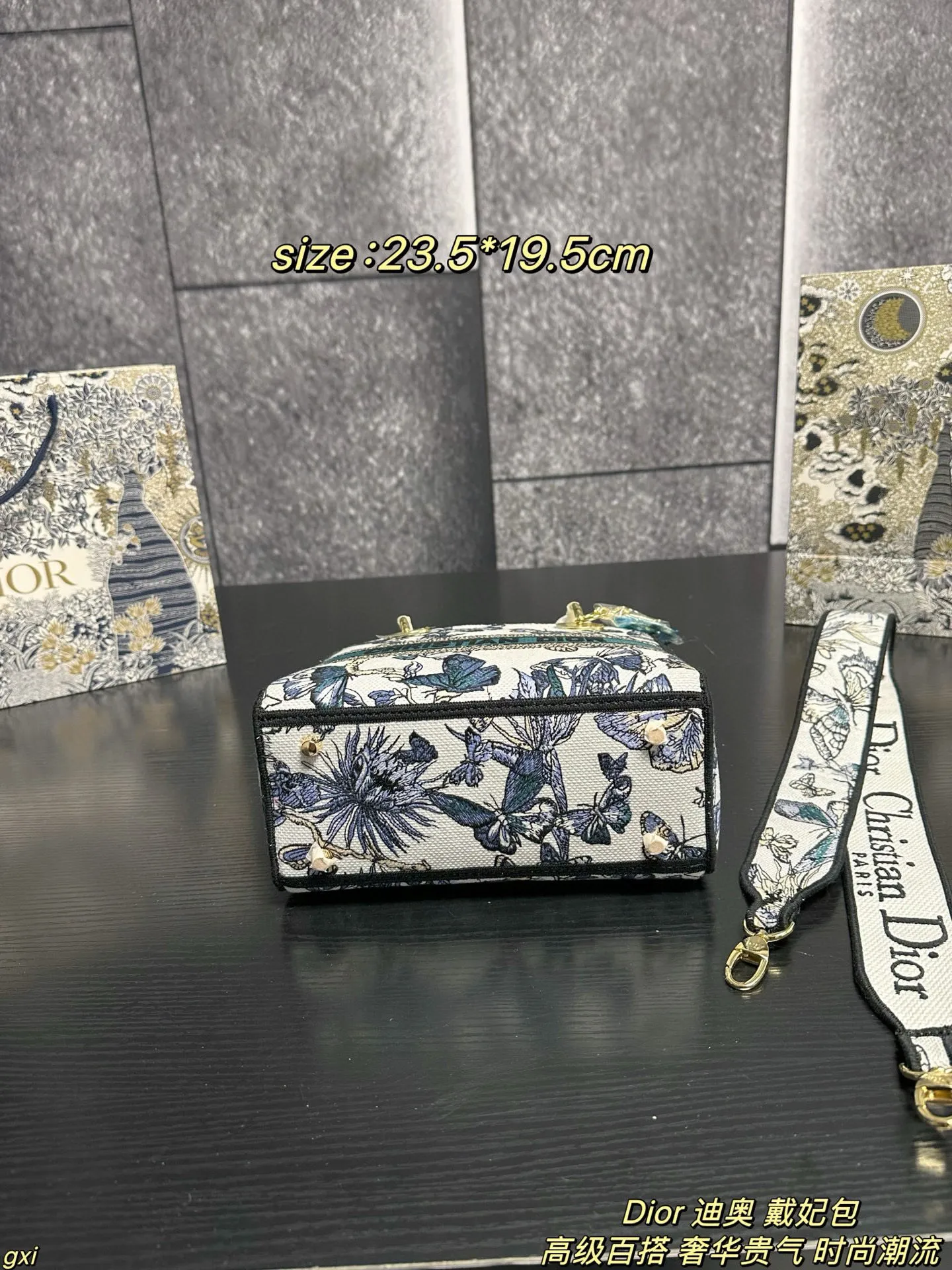 P280配盒 Dior 迪奥 戴妃包 Lady刺绣蝴蝶系列，精美的刺绣，经典的设计，让整个包非常亮眼，大容量的设计 ，凹造型神器，超级复古的，容量也是妥妥的，各种杂物往里面丢就好了，仙气满满的刺绣托特，打造轻松休闲的vibe 尺寸：23.5*19.5cm