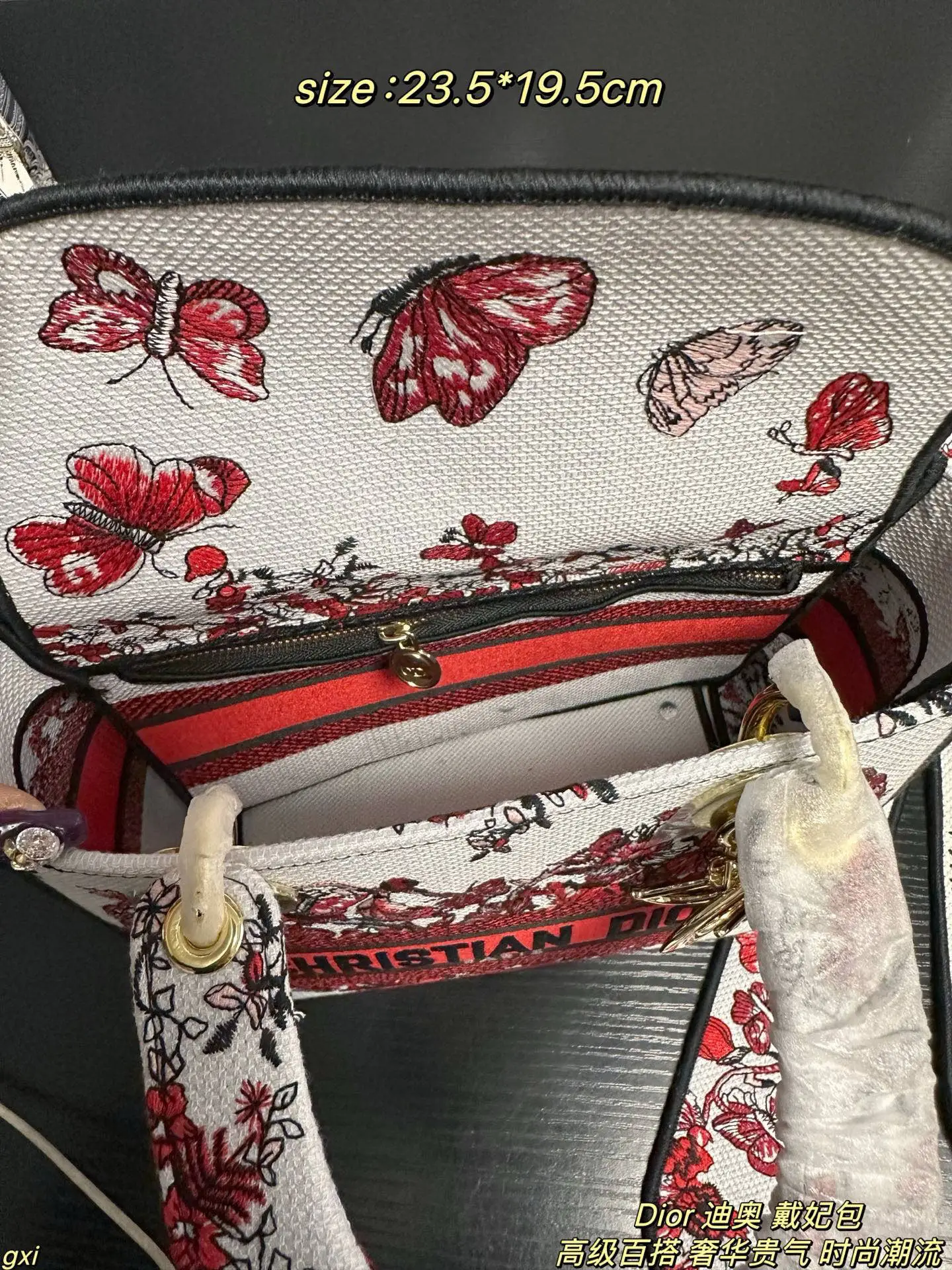 P280配盒 Dior 迪奥 戴妃包 Lady最新浪漫花型刺绣系列，仙气满满的，经典的图形刺绣，精湛的工艺，完美的配色，整体时尚又复古，高级又浪漫，包包以其甜美的粉红色彩，给人以温柔的印象，精美的红色刺绣装饰在纯白的包身上，如同艺术品一样令人赏心悦目，每一针每一线都透露出仙气与甜蜜~无论是独特的挂饰还是标志性的宽红带，每一个细节都显得如此精致！简直爱不够哇~ 尺寸：23.5*19.5cm