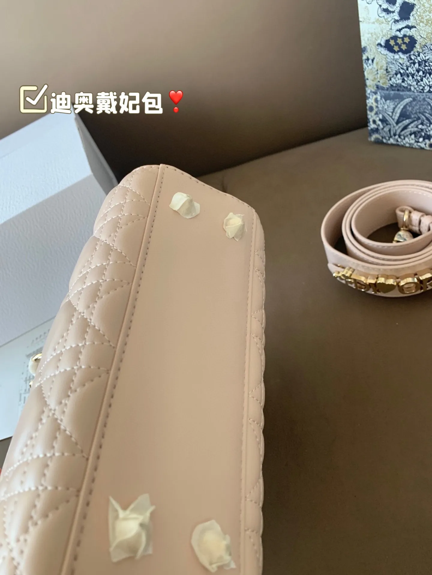 P185 折叠盒 迪奥戴妃包 sDior戴妃包太好看了吧! 优雅指数拉满 搭配简洁风格的衣服整个人气质就上来了 而且容量完全可以满足日常要求 日常聚会逛街都很方便~ 尺寸20*18