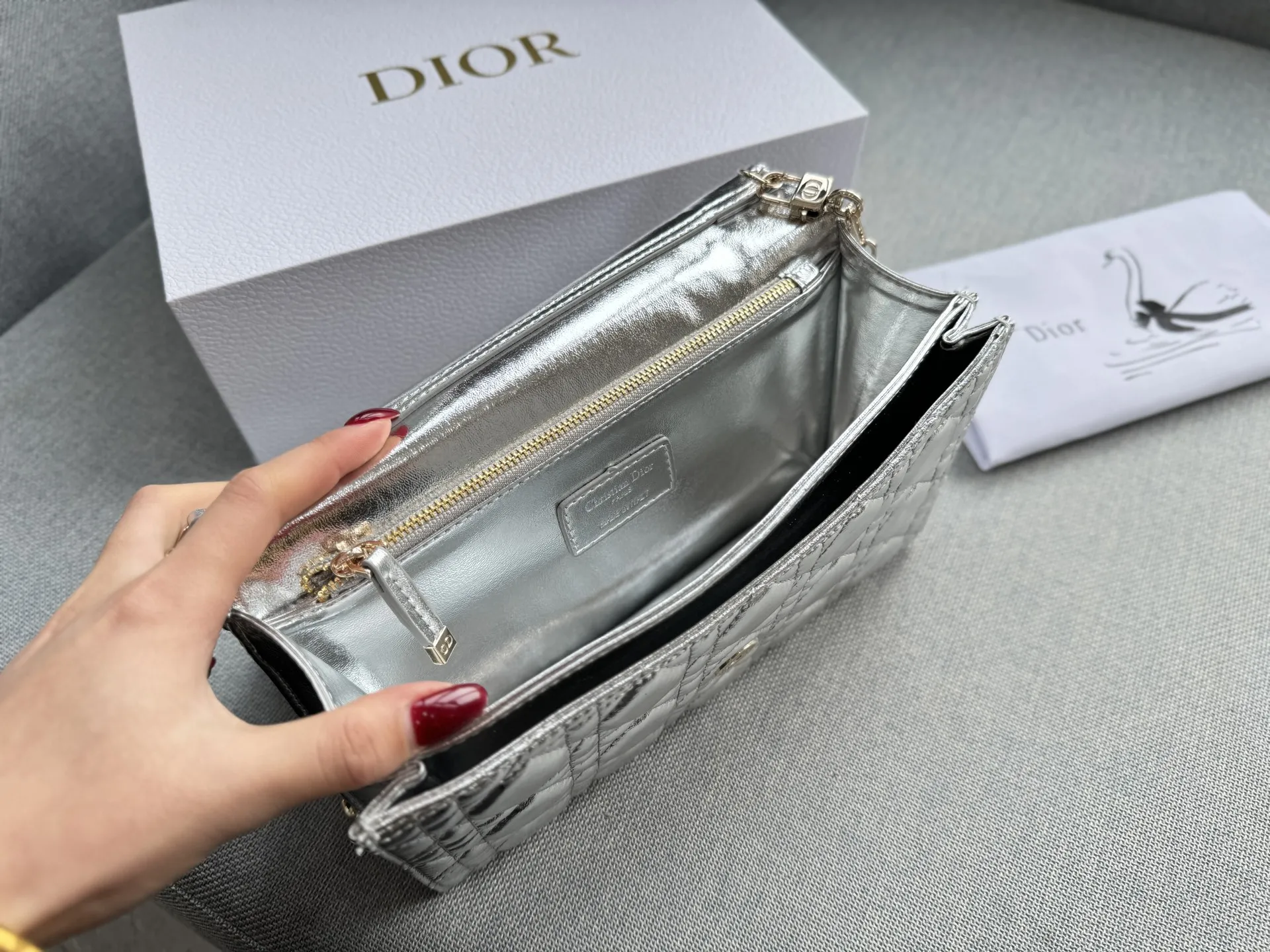 大💰190 折叠盒 小💰185 折叠盒 size:24×14/21×11 DIOR迪奥 My Dior MISS DIOR 藤格纹 链条包 单肩斜挎包手提包 MISS DIOR手袋 手提或肩背都很优雅高级 标志性的藤纹格内里多个隔层和卡槽精美之余又实用度满满的 优雅实用。采用羊皮革精心制作