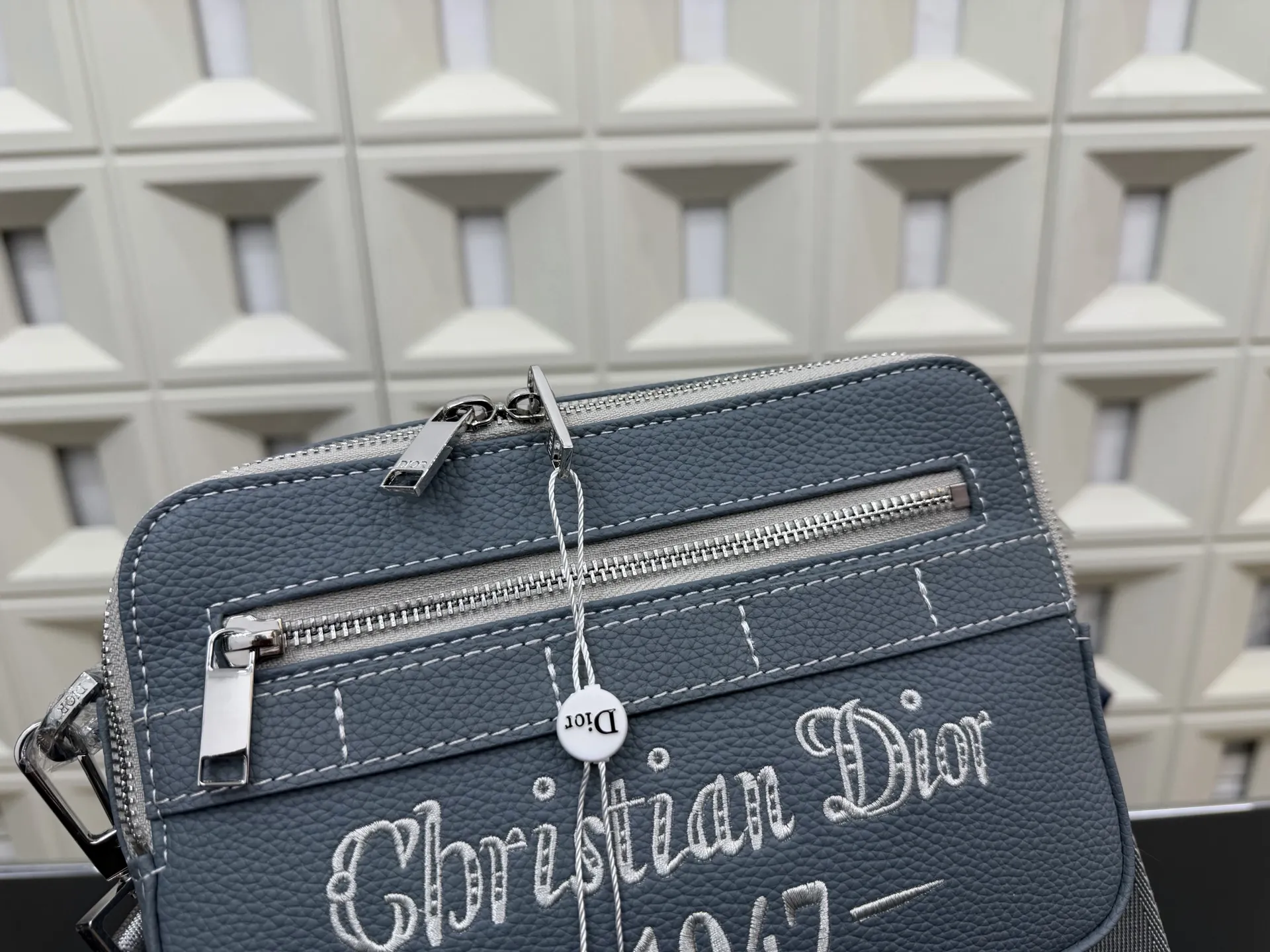 P140 DIOR 迪奥 1947 SAFARI信使包 CD刺绣针织相机包 🚹男女通用斜挎包 单肩包 经典百搭 实物拍摄 原厂原版面料 配送防尘袋 礼盒 22 x 15 cm。