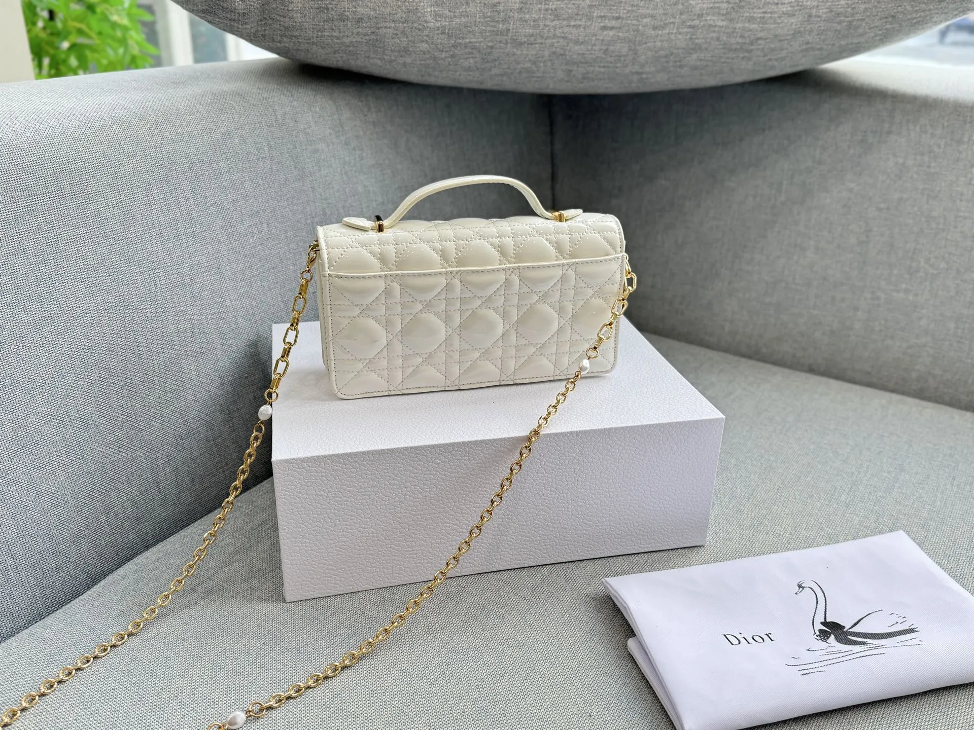 大💰190 折叠盒 小💰185 折叠盒 size:24×14/21×11 DIOR迪奥 My Dior MISS DIOR 藤格纹 漆皮 链条包 单肩斜挎包手提包 手袋兼具优雅气质与实用功能。采用黑色漆皮牛皮革精心制作,饰以藤格纹缉面线,翻盖点缀以D.I.O.R.吊饰,两个隔层和一个拉链口袋可收纳各种日常用品,可与日常或晚装造型搭配使用。 秋冬的氛围感拉满~