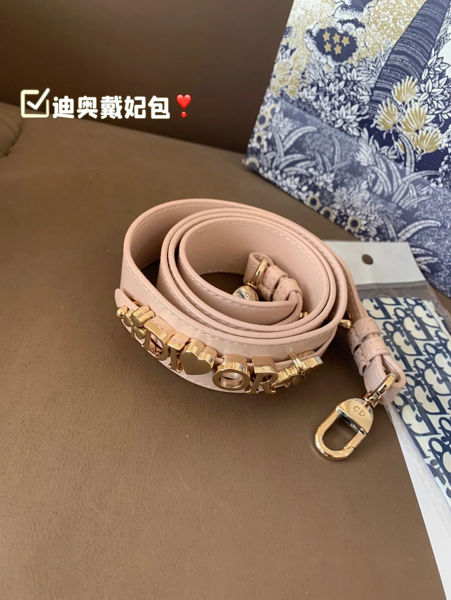 P185 折叠盒 迪奥戴妃包 sDior戴妃包太好看了吧！ 优雅指数拉满 搭配简洁风格的衣服整个人气质就上来了 而且容量完全可以满足日常要求 日常聚会逛街都很方便~ 尺寸20*18