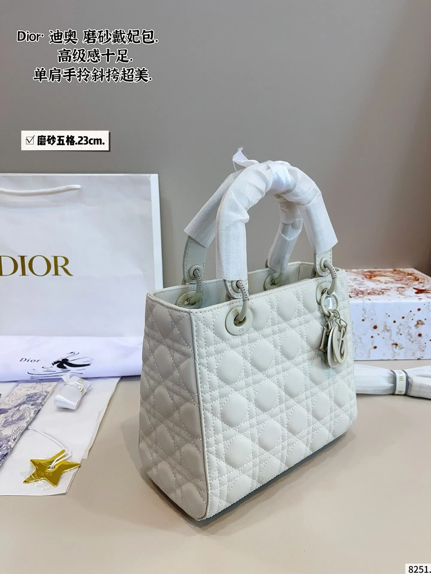 p210配包装🎁. 迪奥戴妃，dior高端品质，可随意对比专柜细节，独家出货，高版本第一批定制爆款 与专柜一样哦！磨砂品质 现货在售‼️实拍图一组，我们的版本看实拍 更有寓意 尺寸：23*12*20cm