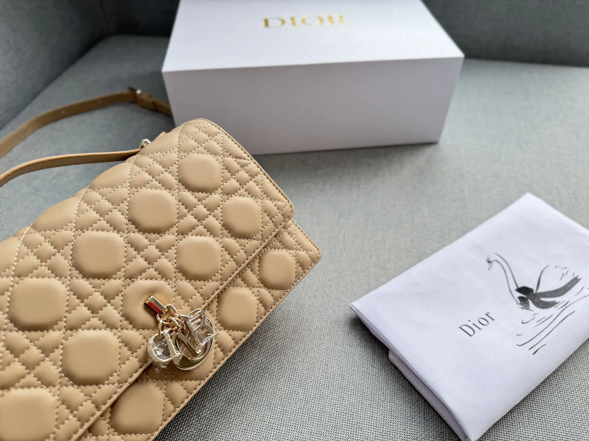 大💰185 折叠盒 小💰180 折叠盒 size：24&times;14/21&times;11 DIOR迪奥 My Dior MISS DIOR 藤格纹 链条包 单肩斜挎包手提包 大小姐驾到👑 MISS DIOR手袋 手提或肩背都很优雅高级 标志性的藤纹格内里多个隔层和卡槽精美之余又实用度满满的 优雅实用。采用羊皮革精心制作