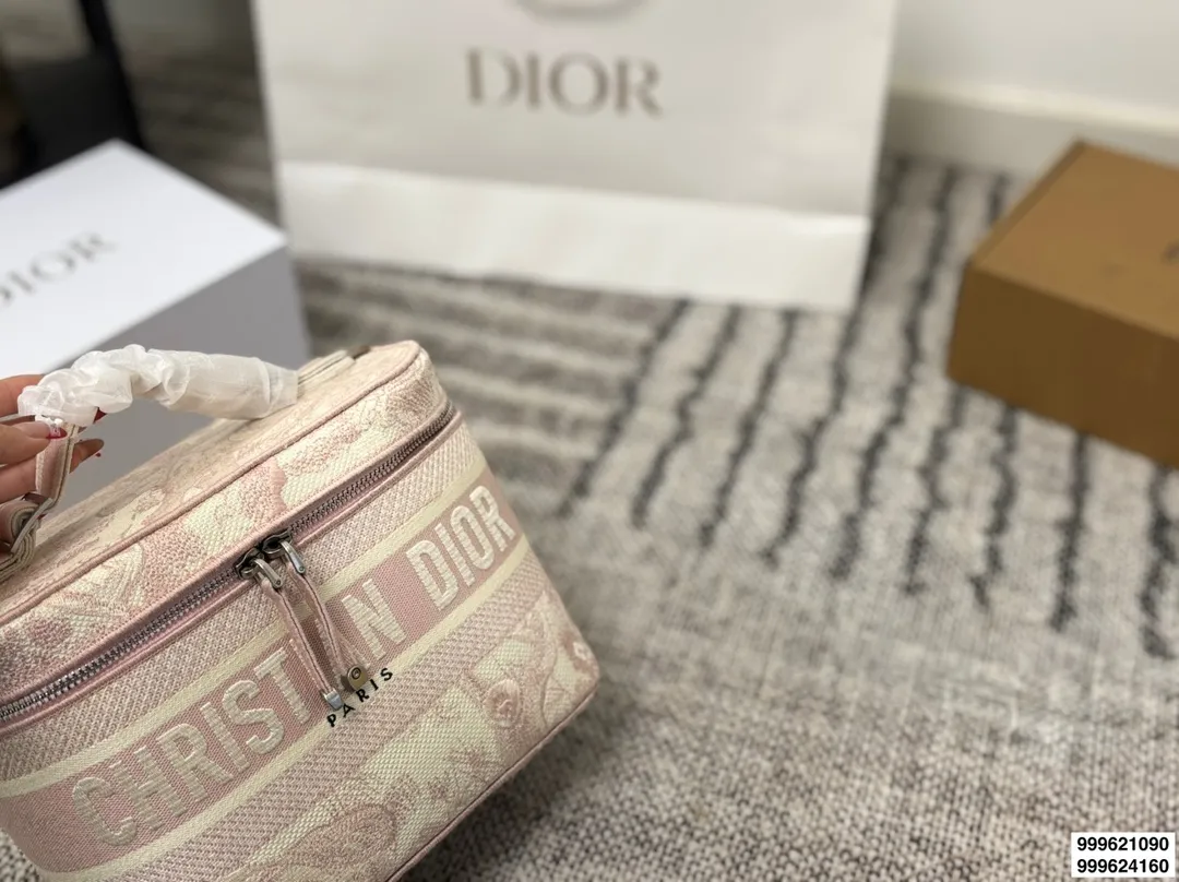 大号p220 小号p230 (配肩带)礼盒包装 size:24*18cm 19*15cm 迪奥 刺绣化妆包 原单 第一眼就沦陷,小号配长肩带 圆圆的包身太讨喜