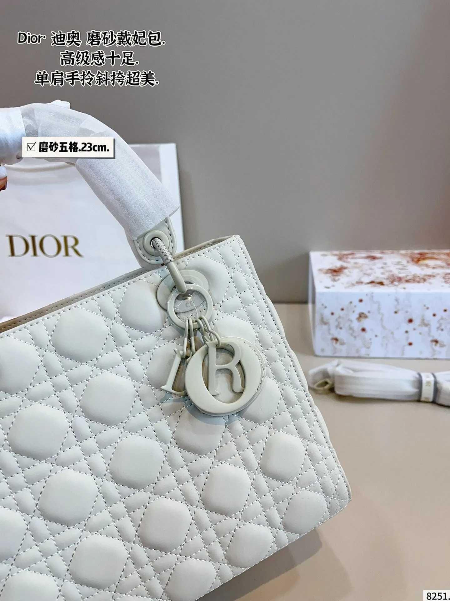 p210配包装🎁. 迪奥戴妃,dior高端品质,可随意对比专柜细节,独家出货,高版本第一批定制爆款 与专柜一样哦!磨砂品质 现货在售‼️实拍图一组,我们的版本看实拍 更有寓意 尺寸:23*12*20cm
