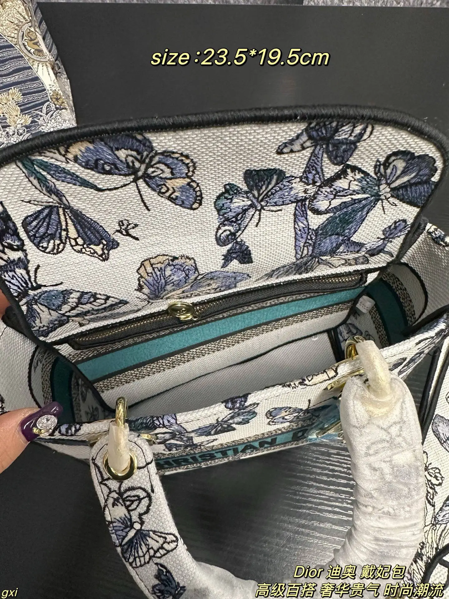 P280配盒 Dior 迪奥 戴妃包 Lady刺绣蝴蝶系列,精美的刺绣,经典的设计,让整个包非常亮眼,大容量的设计 ,凹造型神器,超级复古的,容量也是妥妥的,各种杂物往里面丢就好了,仙气满满的刺绣托特,打造轻松休闲的vibe 尺寸:23.5*19.5cm