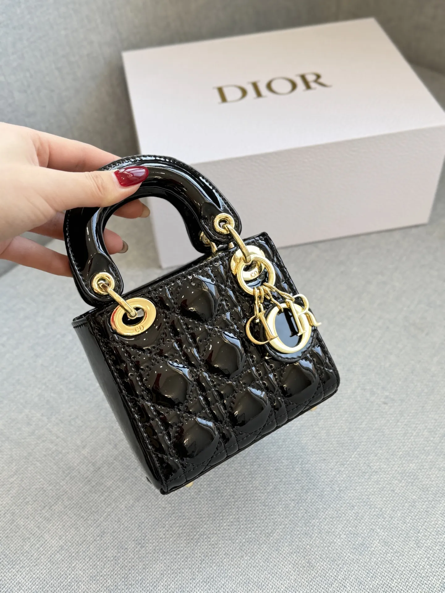 超迷你三格💰160 全套礼盒 size：12&times;11 DIOR迪奥 Lady Dior 藤格纹 漆皮 戴妃包手提包 自带高级感， 漆皮戴妃的美谁懂 整个包都在布灵布灵 很精致很显气质 完全是人间富贵花本花🌹