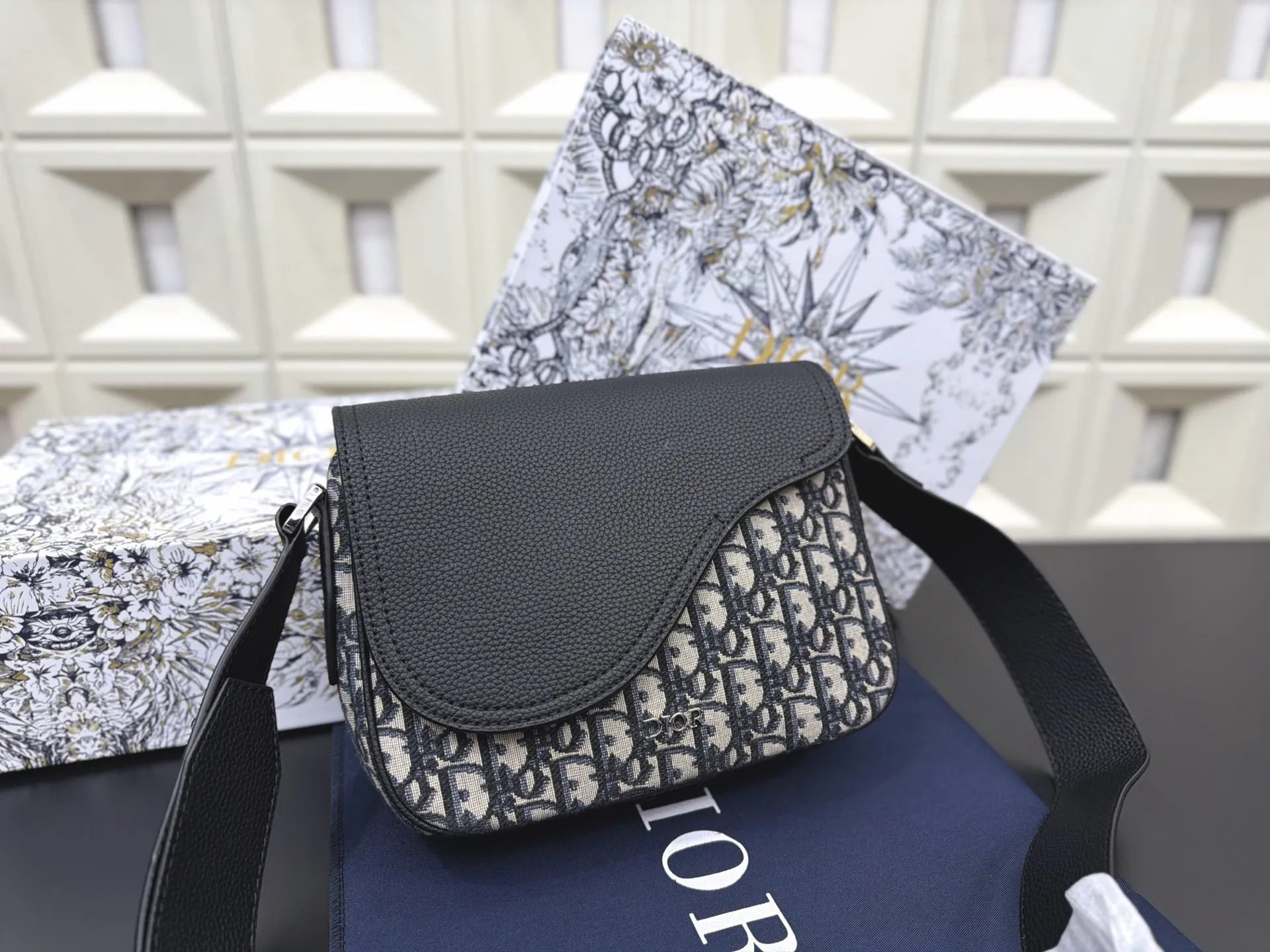 P125 Dior 迪奥 马鞍包 SADDLE提花翻盖邮差包 单肩斜挎包 明星单品 采用优质原厂材质 高端品质 配送礼盒 规格: 23 x 18cm
