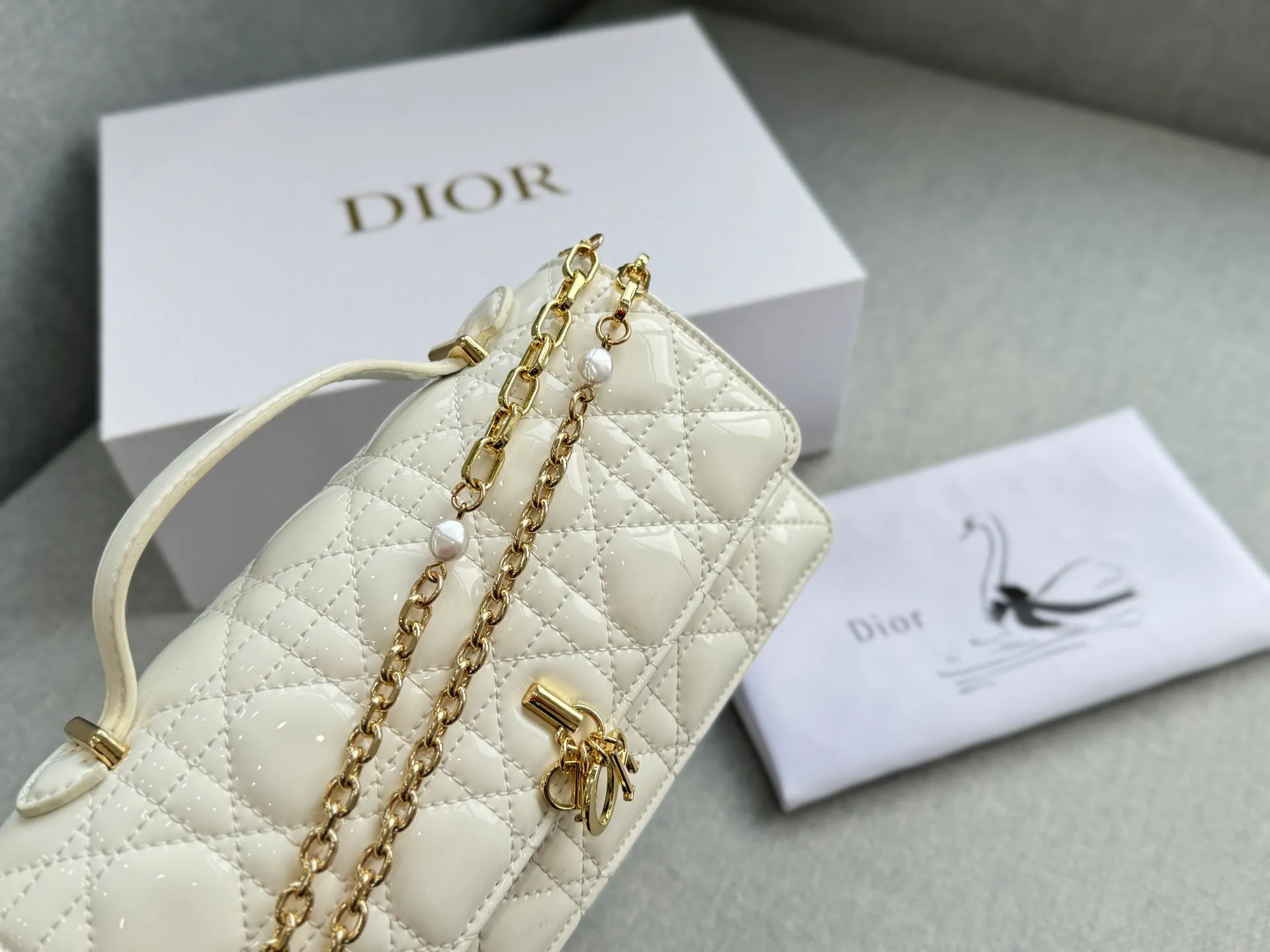 大💰190 折叠盒 小💰185 折叠盒 size:24×14/21×11 DIOR迪奥 My Dior MISS DIOR 藤格纹 漆皮 链条包 单肩斜挎包手提包 手袋兼具优雅气质与实用功能。采用黑色漆皮牛皮革精心制作,饰以藤格纹缉面线,翻盖点缀以D.I.O.R.吊饰,两个隔层和一个拉链口袋可收纳各种日常用品,可与日常或晚装造型搭配使用。 秋冬的氛围感拉满~