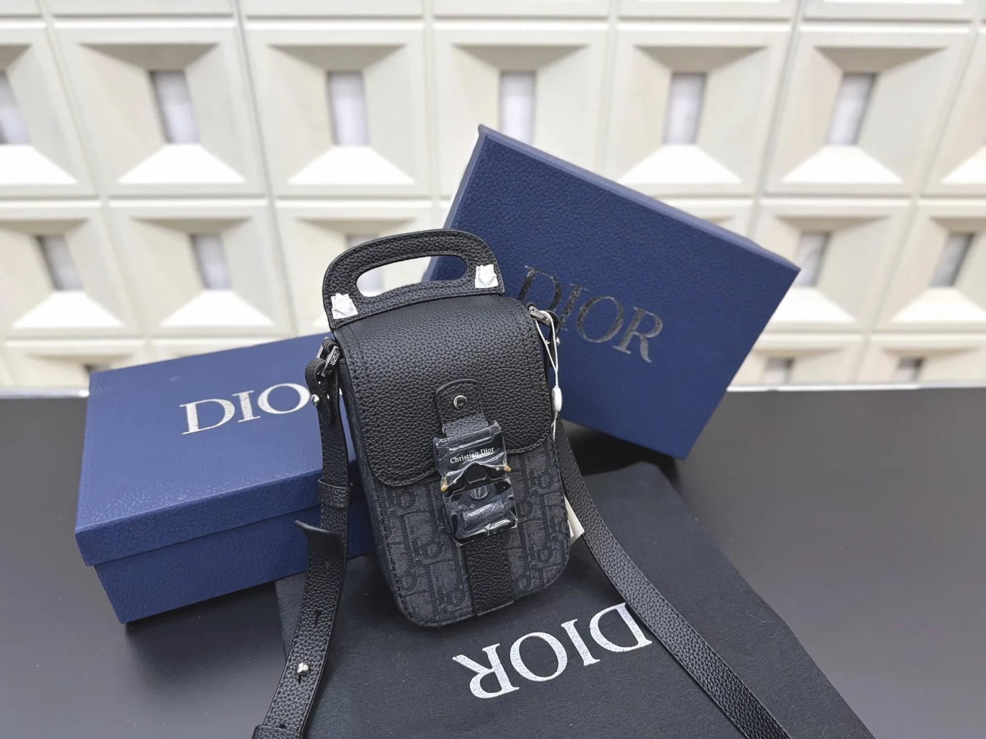 P150 DIOR 迪奥 刺绣针织牛仔布手机包 小方包 男女通用斜挎包 单肩包 经典百搭 实物拍摄 原厂原版面料 防尘袋 礼盒 22 x 11 cm。