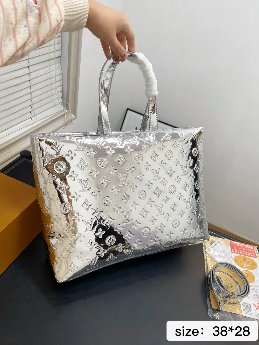 🅿️💰150 无盒 尺寸 38*28 LV Onthego｜新品银色压纹包💥时尚C位拿捏了 银色包身自带镜面高光太哇塞了 在光线下blingbling的，走在街上绝对是焦点般的存在！ 包身压满的LV经典Monogram花纹，既有品牌辨识度又充满质感 特有的光泽感和立体感，真的把奢华感拉满了～ 这把直接把C位狠狠拿捏了🫴 09687