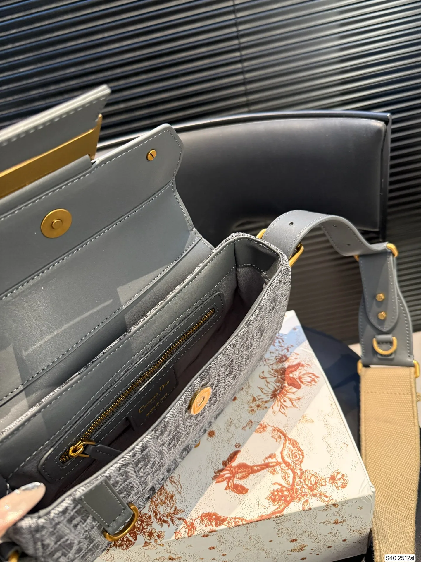 P250配折叠盒子 迪奥Dior4月新款来啦!Streetchic手袋!这款 Streetchic 手袋是二零二五春夏成衣系列新品,重新诠释经典设计可收纳1部手机、1个钱包2个卡夹太阳眼镜唇膏大大的金属牌设计有种古早的帅气朋克感!宽肩带是两侧可调节的款式让它可以实现多种背法磁扣开合方式拿取东西也很方便~简直不要太帅了!! 尺寸:23 14货号2512