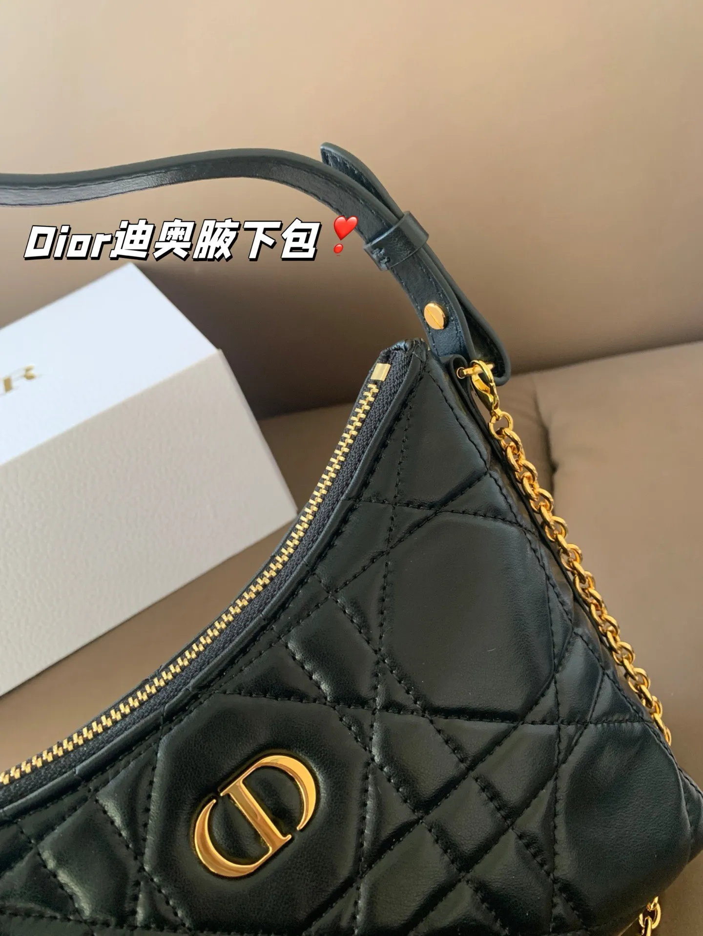 P175 配折叠盒子 Dior新款-迪奥之爱链条手袋!时尚现代而不失实用功能。CD标志，搭配一个拉链隔层，可收纳各种日常用品。百搭款式，搭配可调节、可拆卸的皮革肩带和顶部手柄，另带有可拆卸链条，可肩背或斜挎，是日常或晚装造型的理想之选。 尺寸：19*14