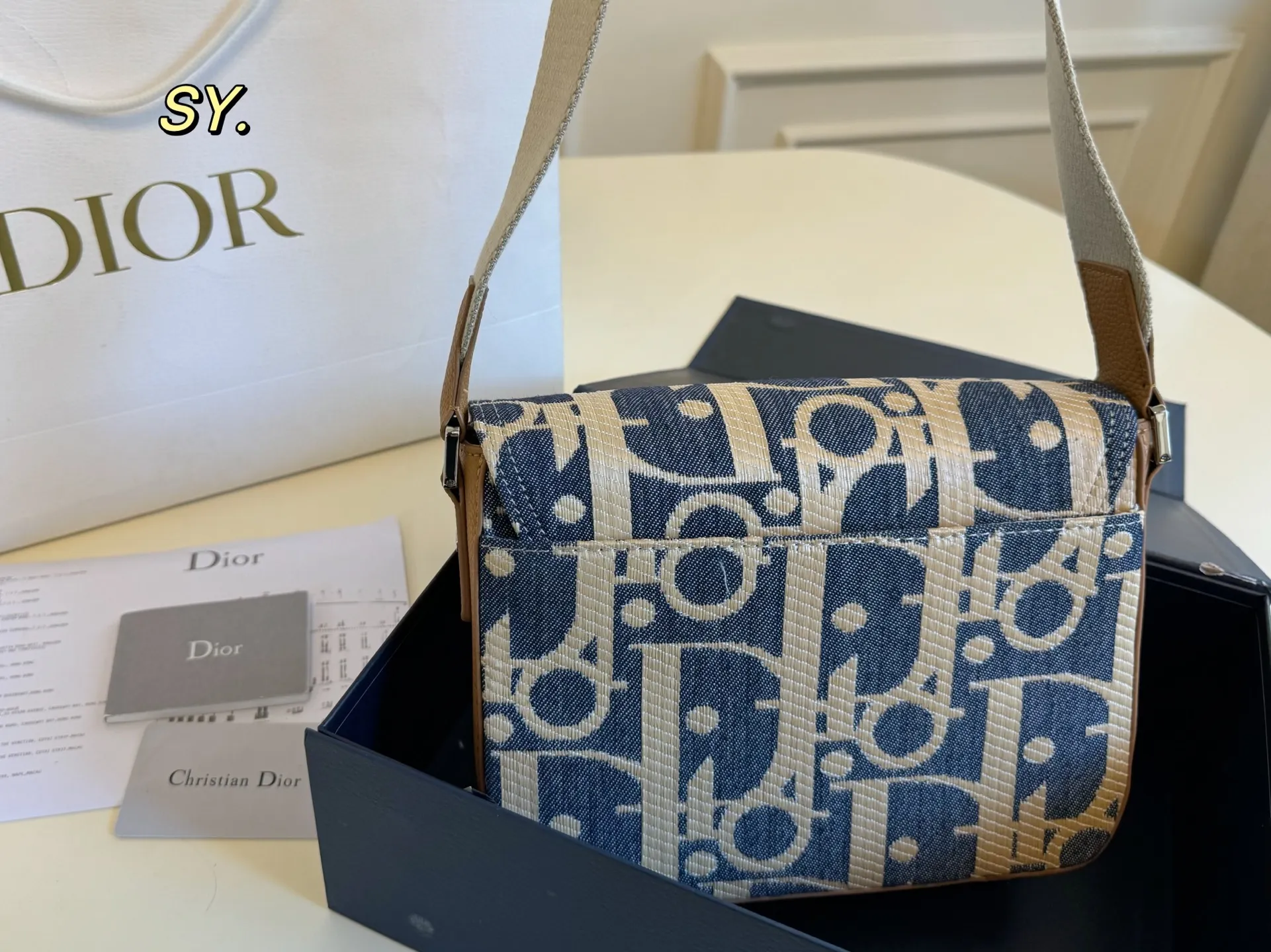 P180（折叠盒） size：23&times;19 DIOR 迪奥新款牛仔马鞍信使包💕 马鞍与信使元素相结合的斜挎包， 可调节肩带，🉑️肩背或斜挎， 实用率非常高，可搭配休闲和商务！