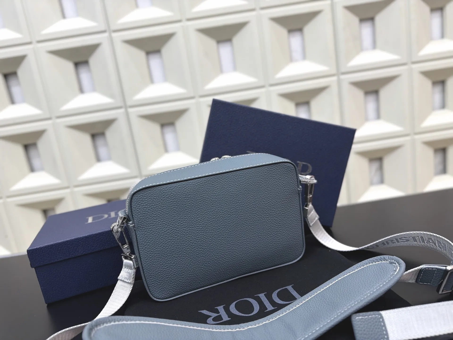 P140 DIOR 迪奥 1947 SAFARI信使包 CD刺绣针织相机包 🚹男女通用斜挎包 单肩包 经典百搭 实物拍摄 原厂原版面料 配送防尘袋 礼盒 22 x 15 cm。