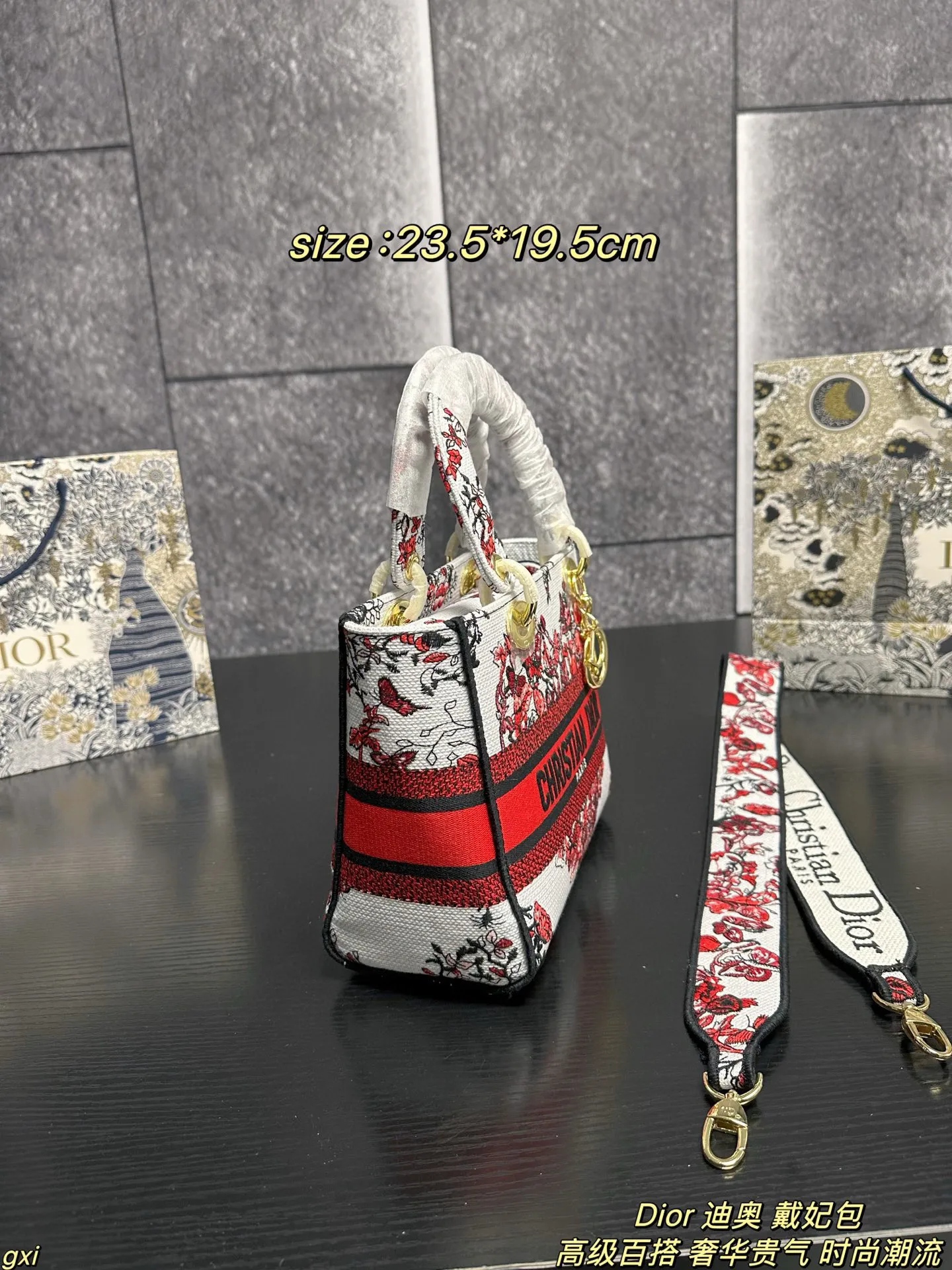 P280配盒 Dior 迪奥 戴妃包 Lady最新浪漫花型刺绣系列,仙气满满的,经典的图形刺绣,精湛的工艺,完美的配色,整体时尚又复古,高级又浪漫,包包以其甜美的粉红色彩,给人以温柔的印象,精美的红色刺绣装饰在纯白的包身上,如同艺术品一样令人赏心悦目,每一针每一线都透露出仙气与甜蜜~无论是独特的挂饰还是标志性的宽红带,每一个细节都显得如此精致!简直爱不够哇~ 尺寸:23.5*19.5cm