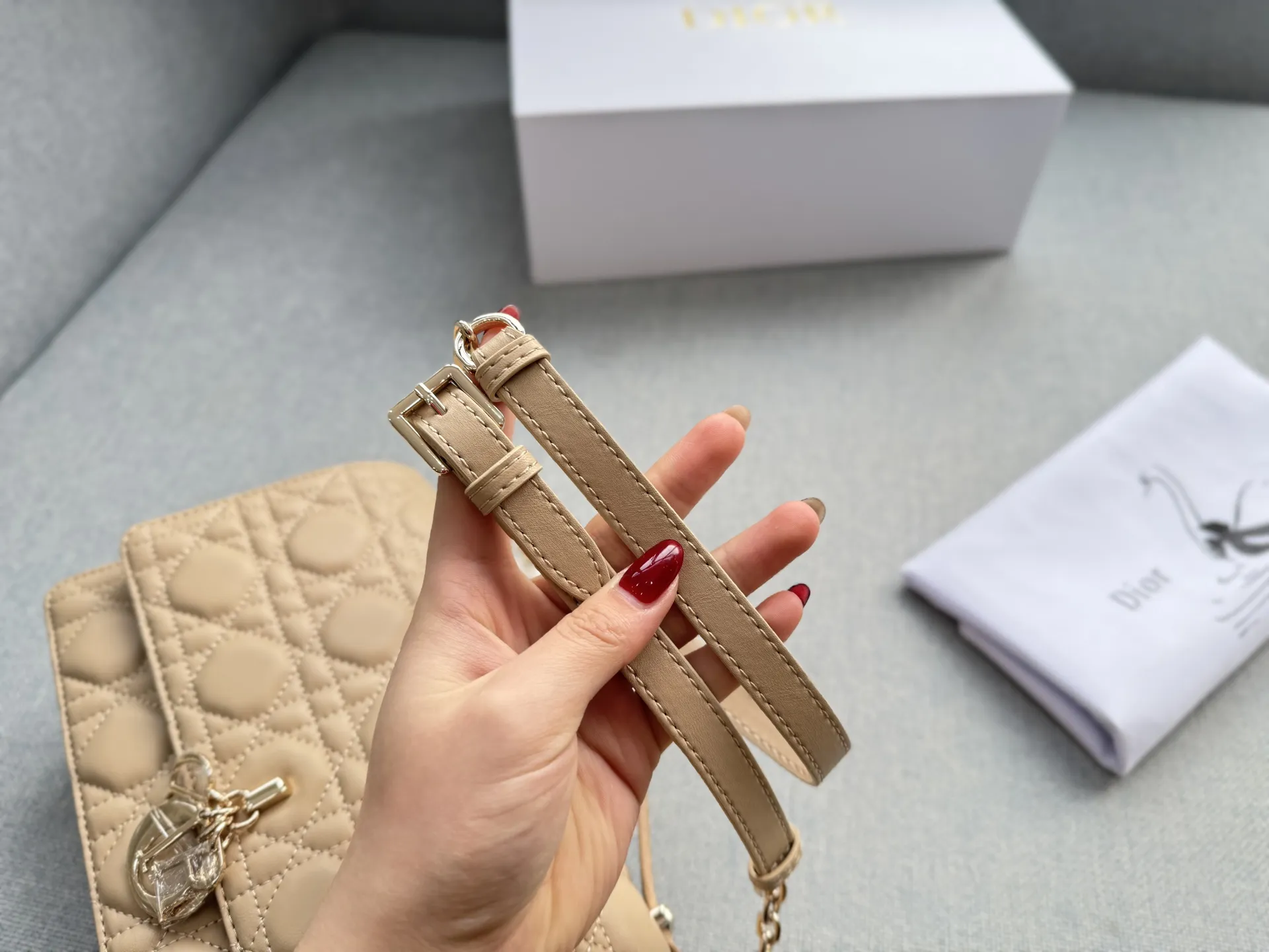 大💰185 折叠盒 小💰180 折叠盒 size：24&times;14/21&times;11 DIOR迪奥 My Dior MISS DIOR 藤格纹 链条包 单肩斜挎包手提包 大小姐驾到👑 MISS DIOR手袋 手提或肩背都很优雅高级 标志性的藤纹格内里多个隔层和卡槽精美之余又实用度满满的 优雅实用。采用羊皮革精心制作