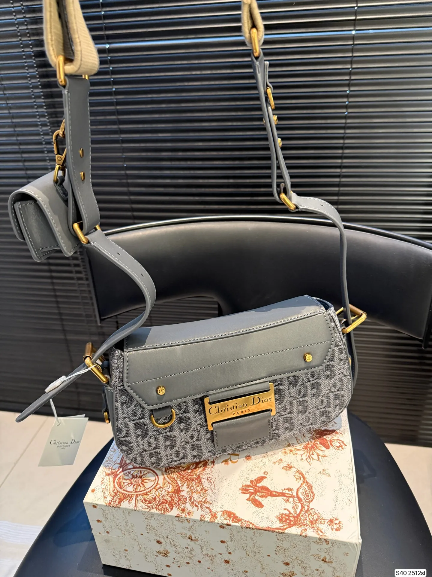 P250配折叠盒子 迪奥Dior4月新款来啦!Streetchic手袋!这款 Streetchic 手袋是二零二五春夏成衣系列新品,重新诠释经典设计可收纳1部手机、1个钱包2个卡夹太阳眼镜唇膏大大的金属牌设计有种古早的帅气朋克感!宽肩带是两侧可调节的款式让它可以实现多种背法磁扣开合方式拿取东西也很方便~简直不要太帅了!! 尺寸:23 14货号2512