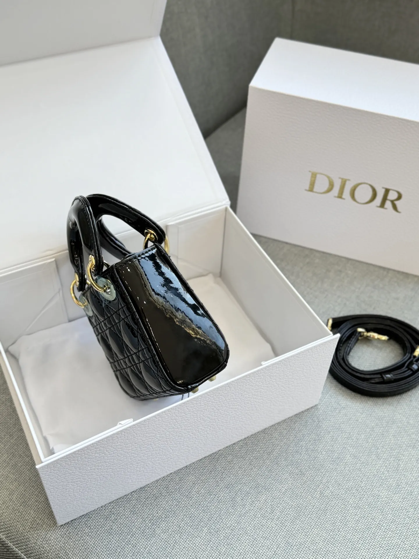 超迷你三格💰160 全套礼盒 size：12&times;11 DIOR迪奥 Lady Dior 藤格纹 漆皮 戴妃包手提包 自带高级感， 漆皮戴妃的美谁懂 整个包都在布灵布灵 很精致很显气质 完全是人间富贵花本花🌹
