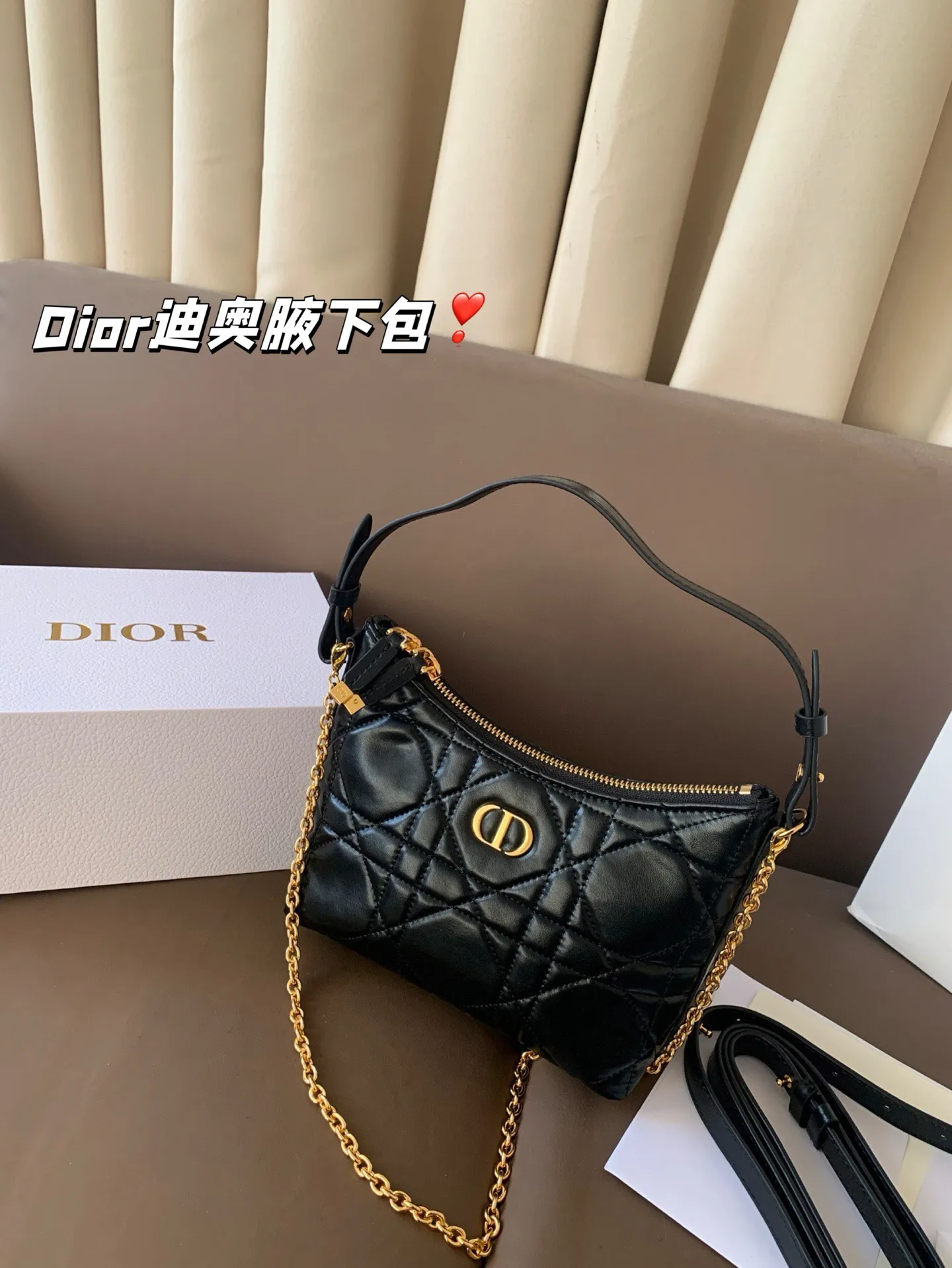 P175 配折叠盒子 Dior新款-迪奥之爱链条手袋!时尚现代而不失实用功能。CD标志，搭配一个拉链隔层，可收纳各种日常用品。百搭款式，搭配可调节、可拆卸的皮革肩带和顶部手柄，另带有可拆卸链条，可肩背或斜挎，是日常或晚装造型的理想之选。 尺寸：19*14