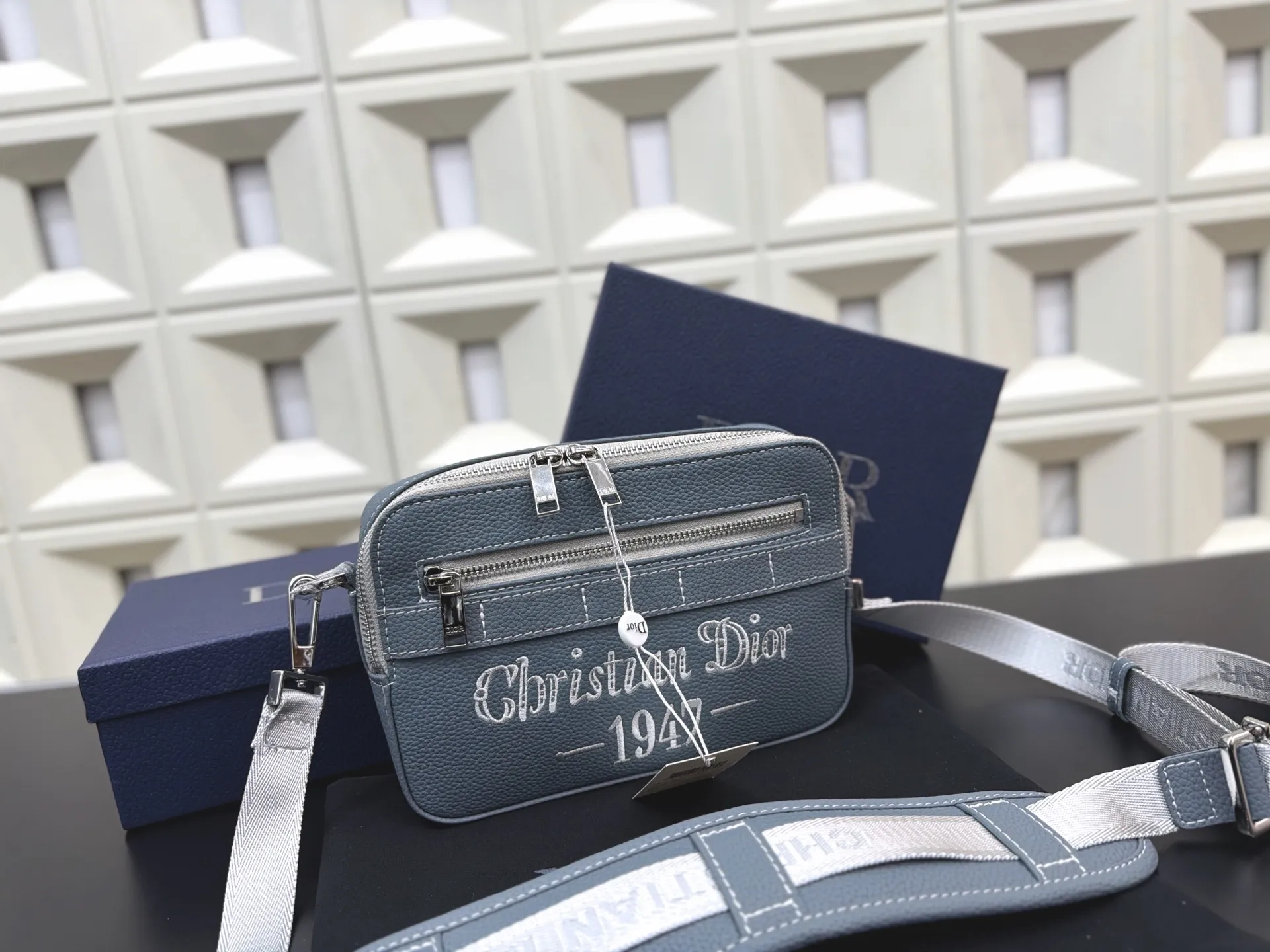 P140 DIOR 迪奥 1947 SAFARI信使包 CD刺绣针织相机包 🚹男女通用斜挎包 单肩包 经典百搭 实物拍摄 原厂原版面料 配送防尘袋 礼盒 22 x 15 cm。