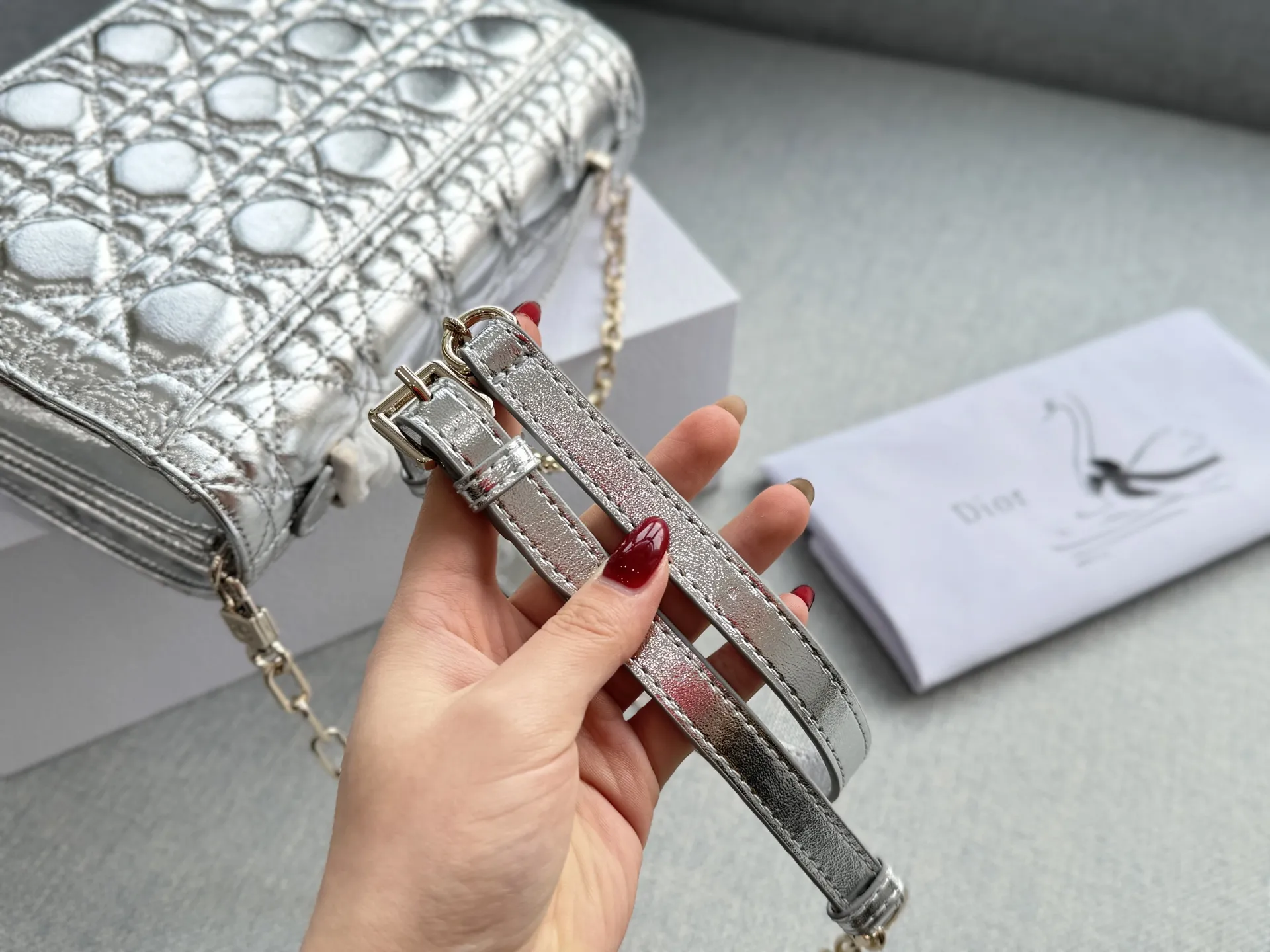 大💰190 折叠盒 小💰185 折叠盒 size：24&times;14/21&times;11 DIOR迪奥 My Dior MISS DIOR 藤格纹 链条包 单肩斜挎包手提包 MISS DIOR手袋 手提或肩背都很优雅高级 标志性的藤纹格内里多个隔层和卡槽精美之余又实用度满满的 优雅实用。采用羊皮革精心制作