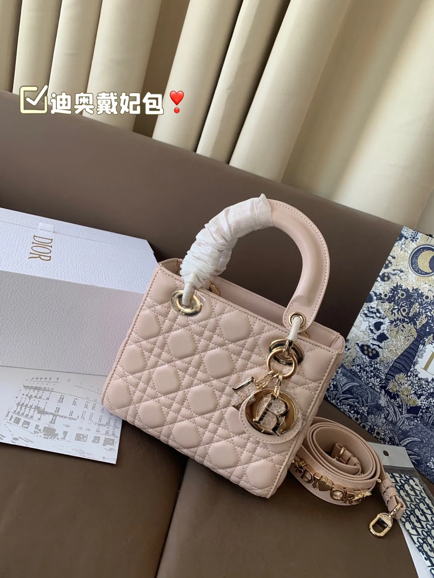 P185 折叠盒 迪奥戴妃包 sDior戴妃包太好看了吧! 优雅指数拉满 搭配简洁风格的衣服整个人气质就上来了 而且容量完全可以满足日常要求 日常聚会逛街都很方便~ 尺寸20*18