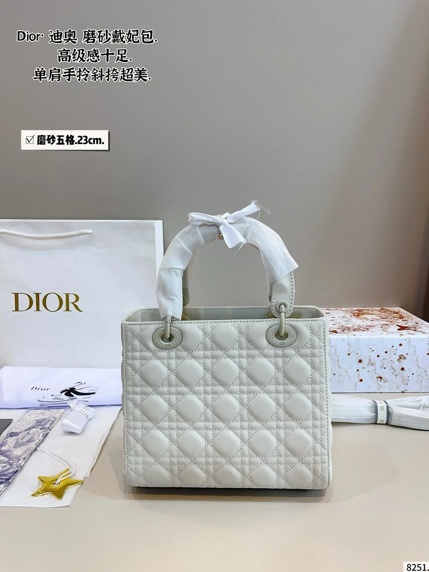 p210配包装🎁. 迪奥戴妃，dior高端品质，可随意对比专柜细节，独家出货，高版本第一批定制爆款 与专柜一样哦！磨砂品质 现货在售‼️实拍图一组，我们的版本看实拍 更有寓意 尺寸：23*12*20cm