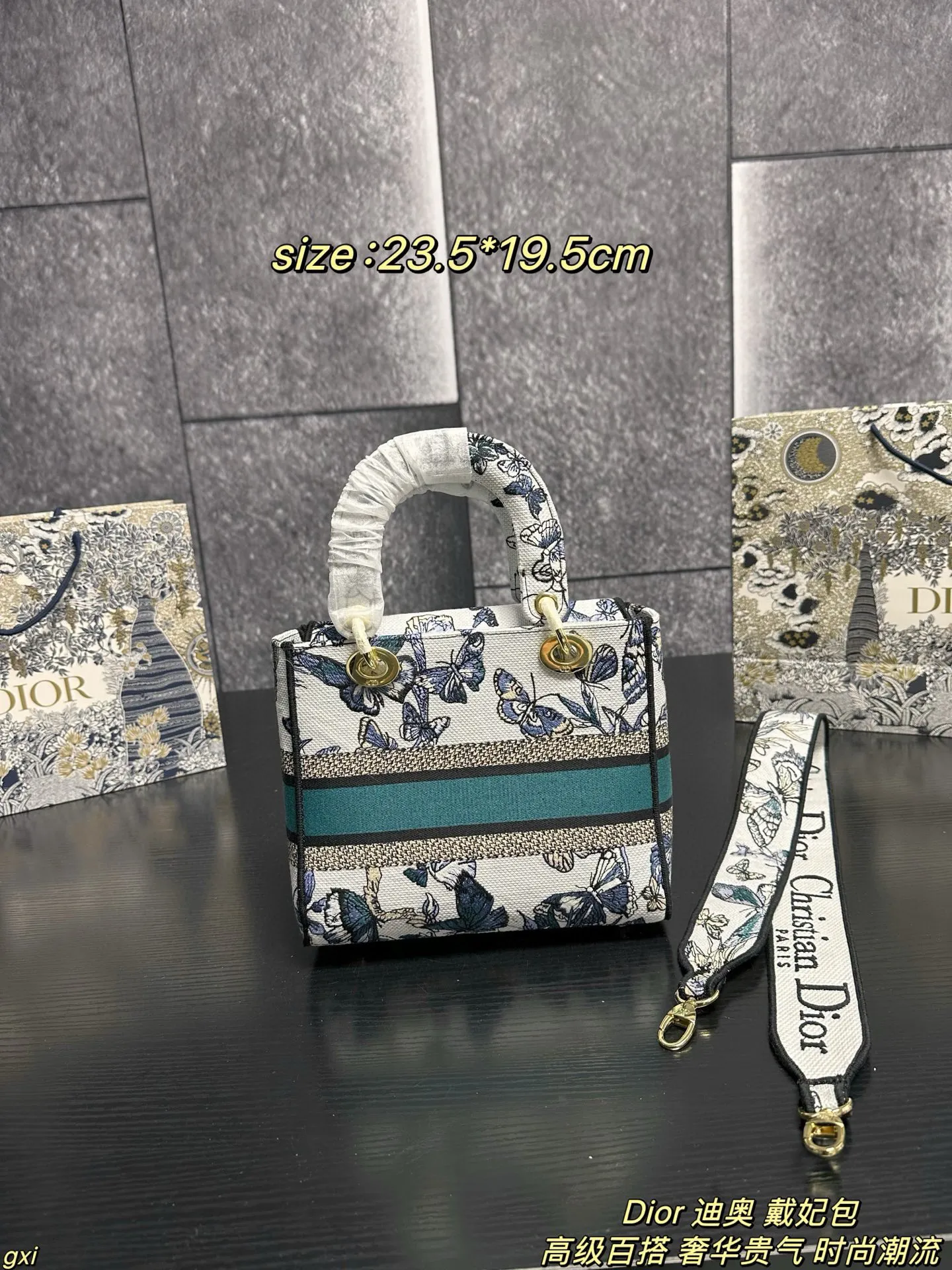 P280配盒 Dior 迪奥 戴妃包 Lady刺绣蝴蝶系列,精美的刺绣,经典的设计,让整个包非常亮眼,大容量的设计 ,凹造型神器,超级复古的,容量也是妥妥的,各种杂物往里面丢就好了,仙气满满的刺绣托特,打造轻松休闲的vibe 尺寸:23.5*19.5cm