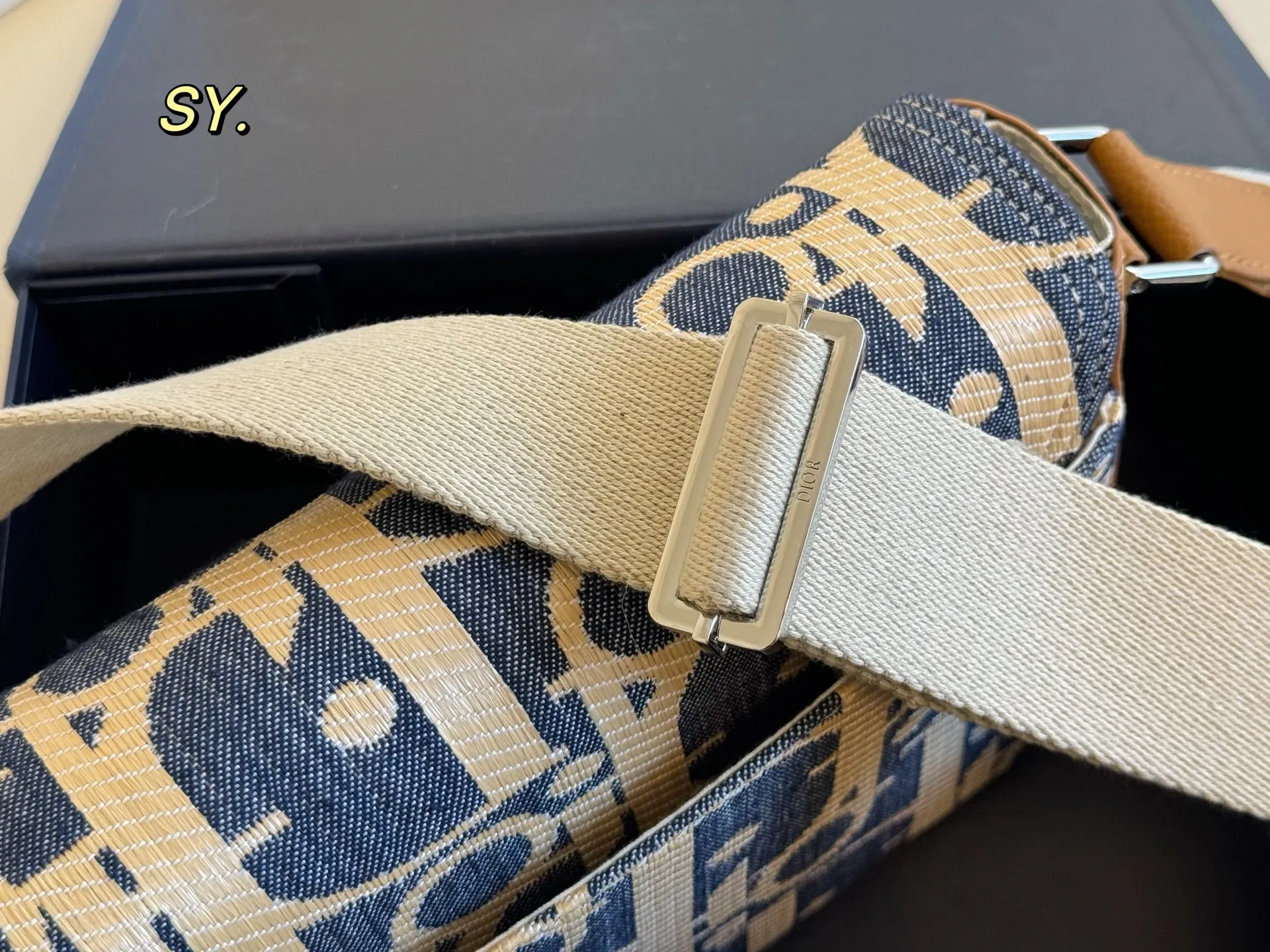 P180(折叠盒) size:23×19 DIOR 迪奥新款牛仔马鞍信使包💕 马鞍与信使元素相结合的斜挎包, 可调节肩带,🉑️肩背或斜挎, 实用率非常高,可搭配休闲和商务!