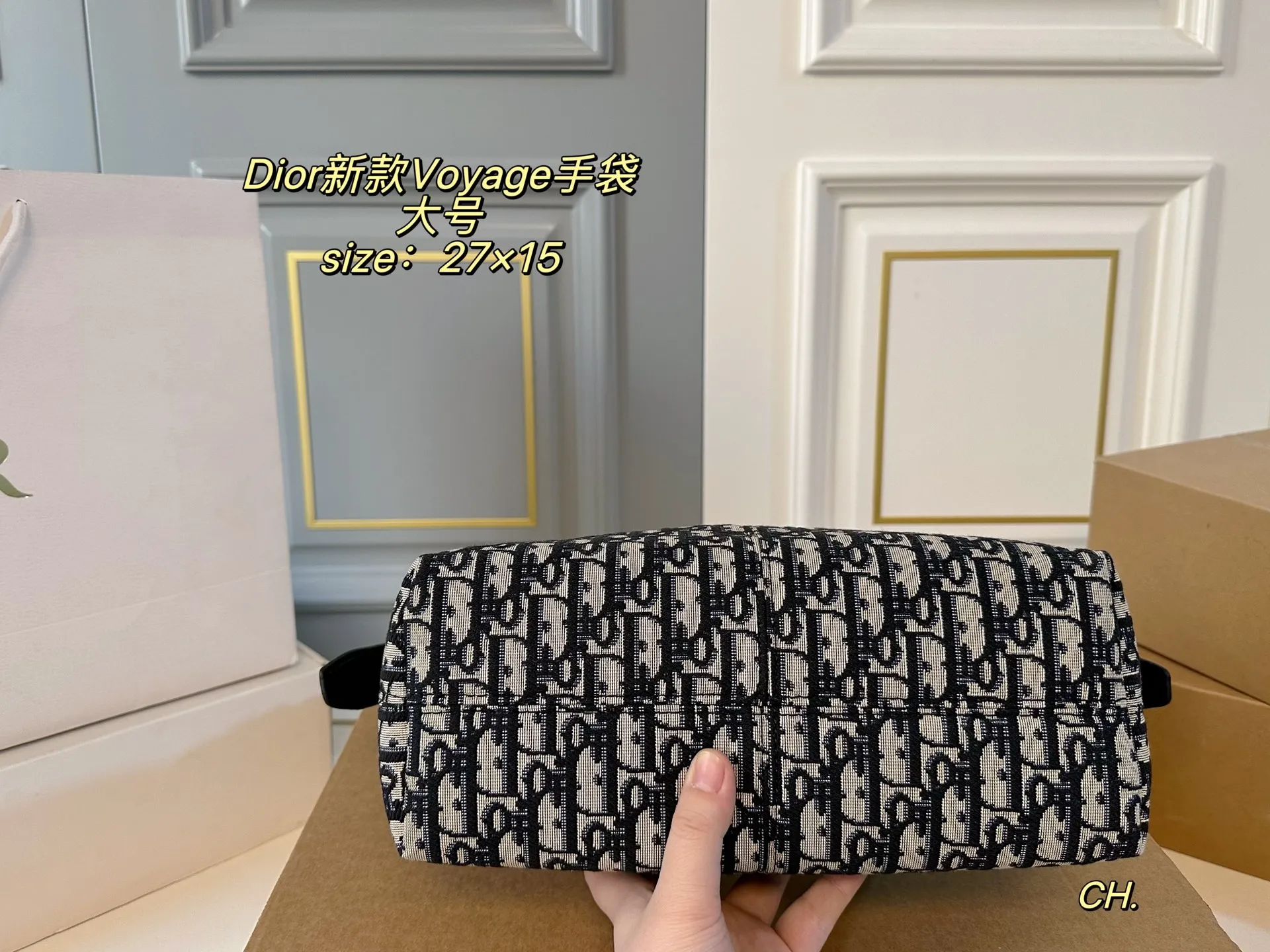 P150（折叠盒） size：27&times;15大号 DIOR迪奥新款菱格Voyage 手袋💕 复古时尚，简约大方，港风感拉满 摸起来超治愈的菱格纹➕质感五金 可调节肩带，对不同身高都友好 精致感拉满，专属挂饰细节满分💯