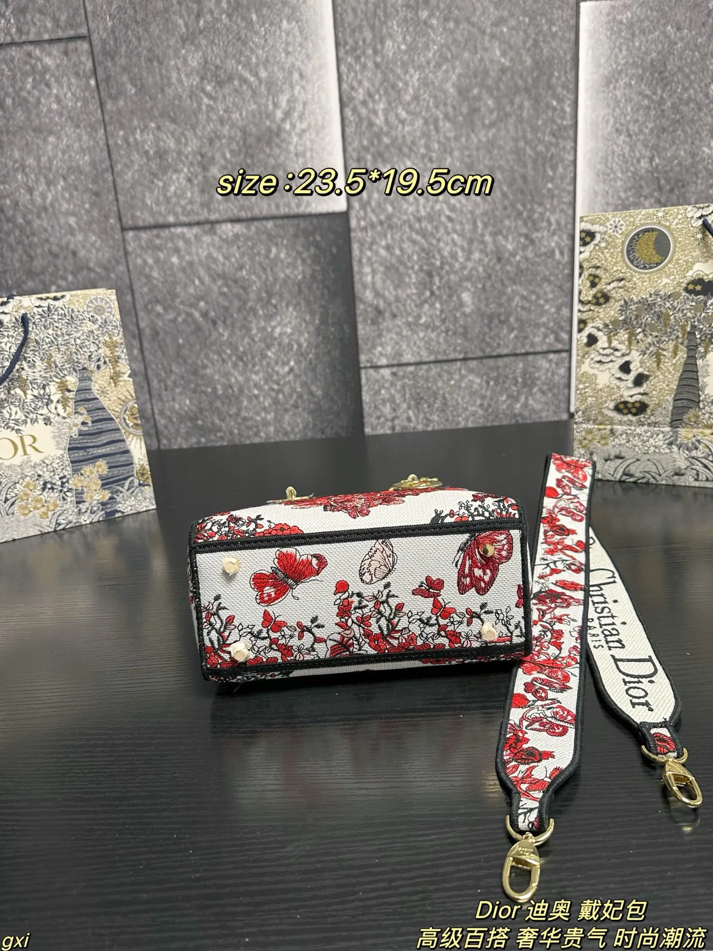 P280配盒 Dior 迪奥 戴妃包 Lady最新浪漫花型刺绣系列，仙气满满的，经典的图形刺绣，精湛的工艺，完美的配色，整体时尚又复古，高级又浪漫，包包以其甜美的粉红色彩，给人以温柔的印象，精美的红色刺绣装饰在纯白的包身上，如同艺术品一样令人赏心悦目，每一针每一线都透露出仙气与甜蜜~无论是独特的挂饰还是标志性的宽红带，每一个细节都显得如此精致！简直爱不够哇~ 尺寸：23.5*19.5cm
