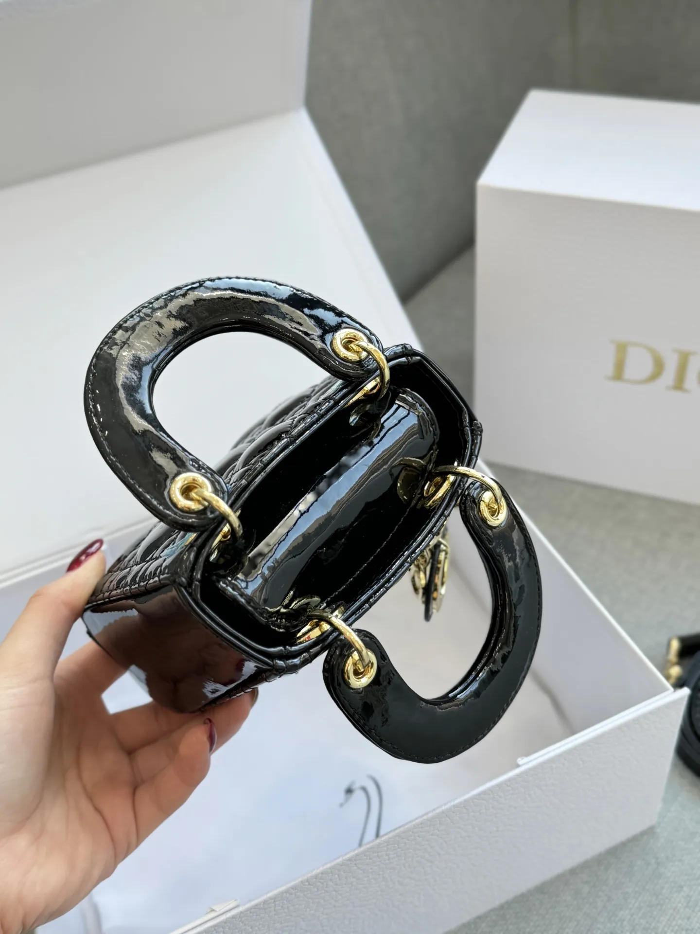 超迷你三格💰160 全套礼盒 size:12×11 DIOR迪奥 Lady Dior 藤格纹 漆皮 戴妃包手提包 自带高级感, 漆皮戴妃的美谁懂 整个包都在布灵布灵 很精致很显气质 完全是人间富贵花本花🌹