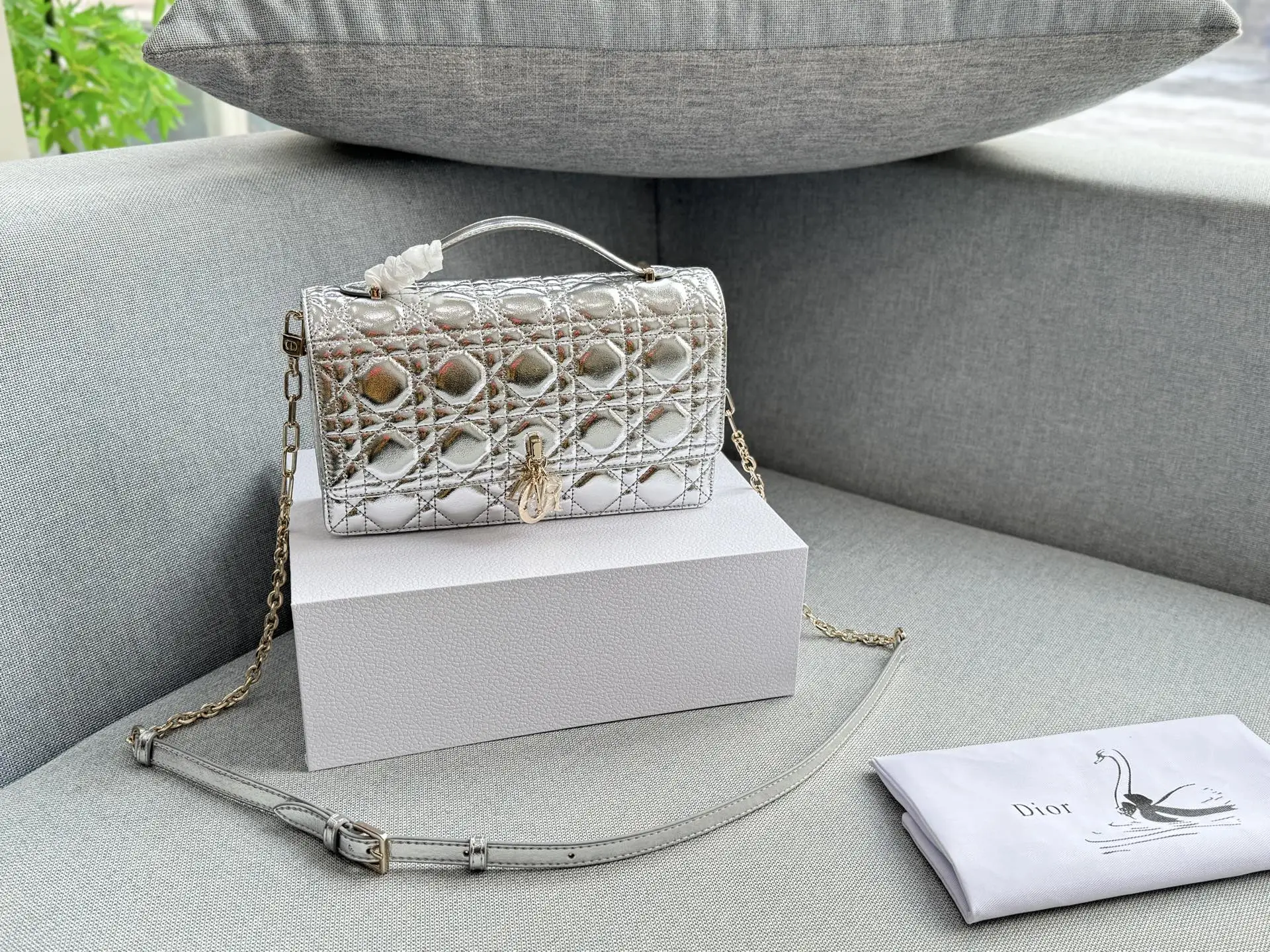 大💰190 折叠盒 小💰185 折叠盒 size：24&times;14/21&times;11 DIOR迪奥 My Dior MISS DIOR 藤格纹 链条包 单肩斜挎包手提包 MISS DIOR手袋 手提或肩背都很优雅高级 标志性的藤纹格内里多个隔层和卡槽精美之余又实用度满满的 优雅实用。采用羊皮革精心制作