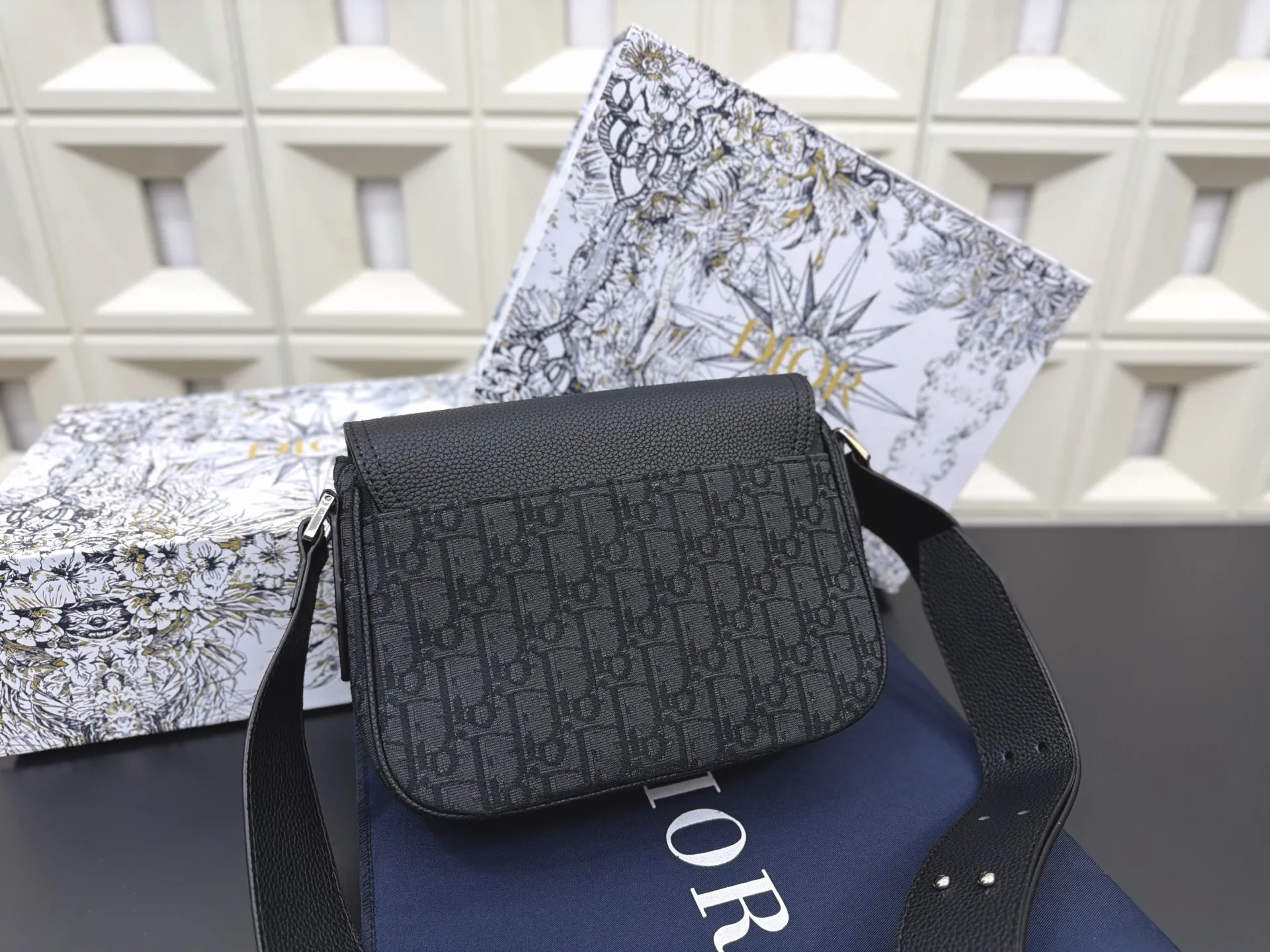 P125 Dior 迪奥 马鞍包 SADDLE提花翻盖邮差包 单肩斜挎包 明星单品 采用优质原厂材质 高端品质 配送礼盒 规格: 23 x 18cm