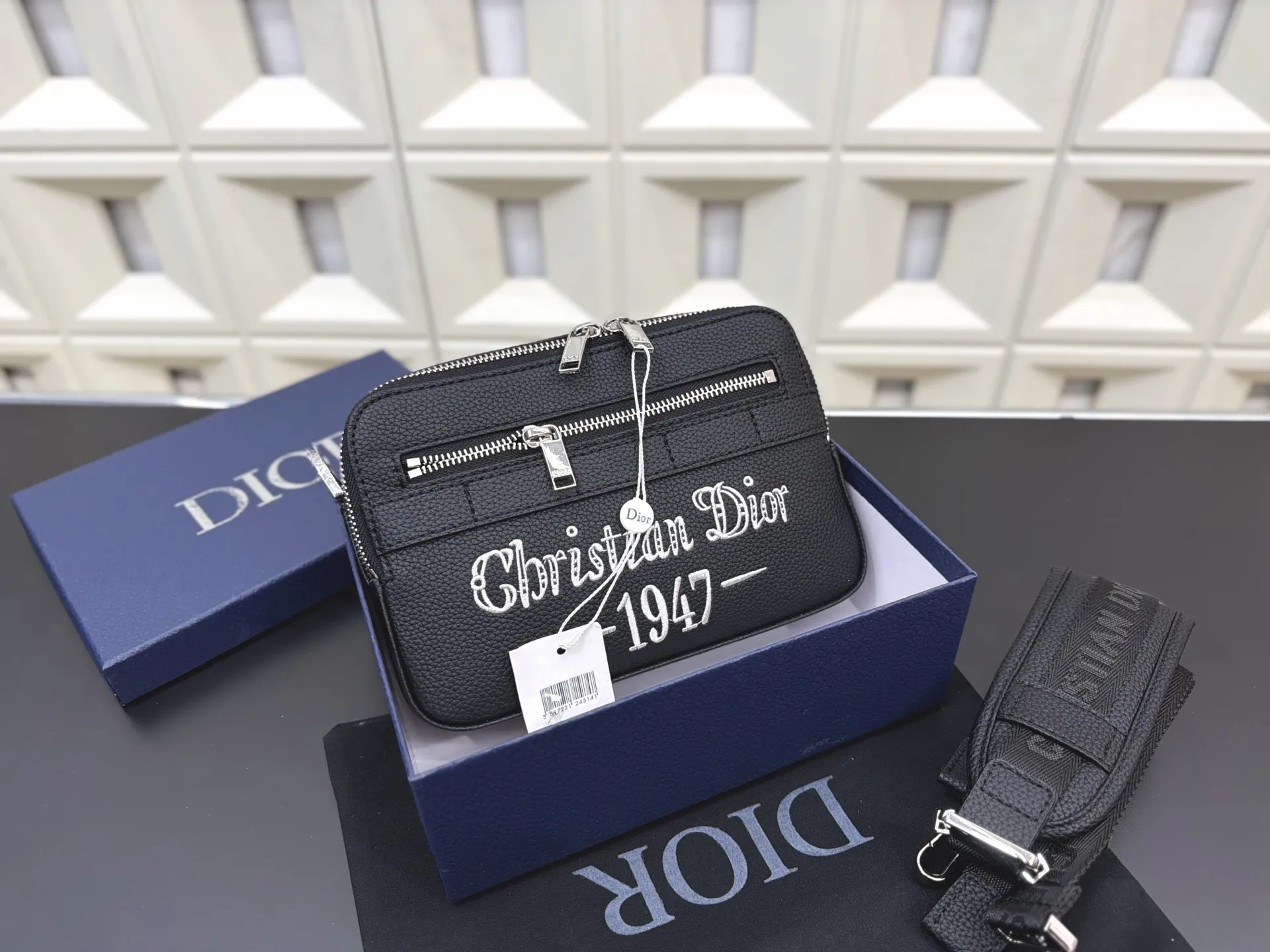 P140 DIOR 迪奥 1947 SAFARI信使包 CD刺绣针织相机包 🚹男女通用斜挎包 单肩包 经典百搭 实物拍摄 原厂原版面料 配送防尘袋 礼盒 22 x 15 cm。