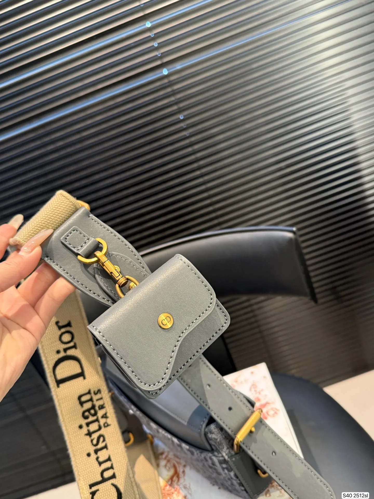 P250配折叠盒子 迪奥Dior4月新款来啦!Streetchic手袋!这款 Streetchic 手袋是二零二五春夏成衣系列新品,重新诠释经典设计可收纳1部手机、1个钱包2个卡夹太阳眼镜唇膏大大的金属牌设计有种古早的帅气朋克感!宽肩带是两侧可调节的款式让它可以实现多种背法磁扣开合方式拿取东西也很方便~简直不要太帅了!! 尺寸:23 14货号2512
