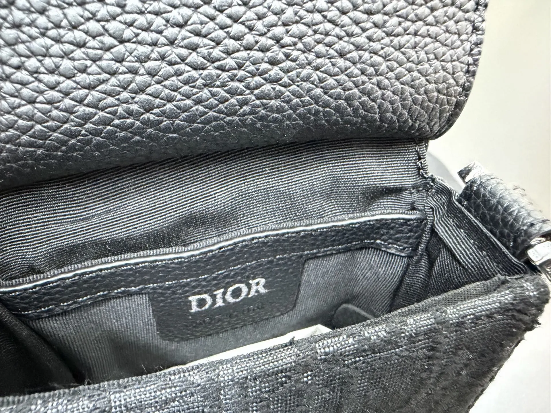 P150 DIOR 迪奥 刺绣针织牛仔布手机包 小方包 男女通用斜挎包 单肩包 经典百搭 实物拍摄 原厂原版面料 防尘袋 礼盒 22 x 11 cm。