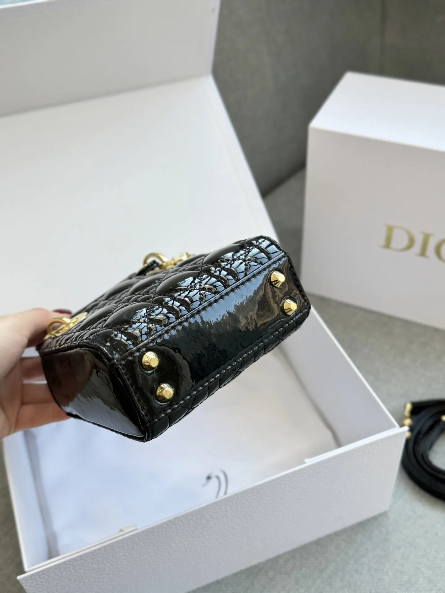 超迷你三格💰160 全套礼盒 size:12×11 DIOR迪奥 Lady Dior 藤格纹 漆皮 戴妃包手提包 自带高级感, 漆皮戴妃的美谁懂 整个包都在布灵布灵 很精致很显气质 完全是人间富贵花本花🌹