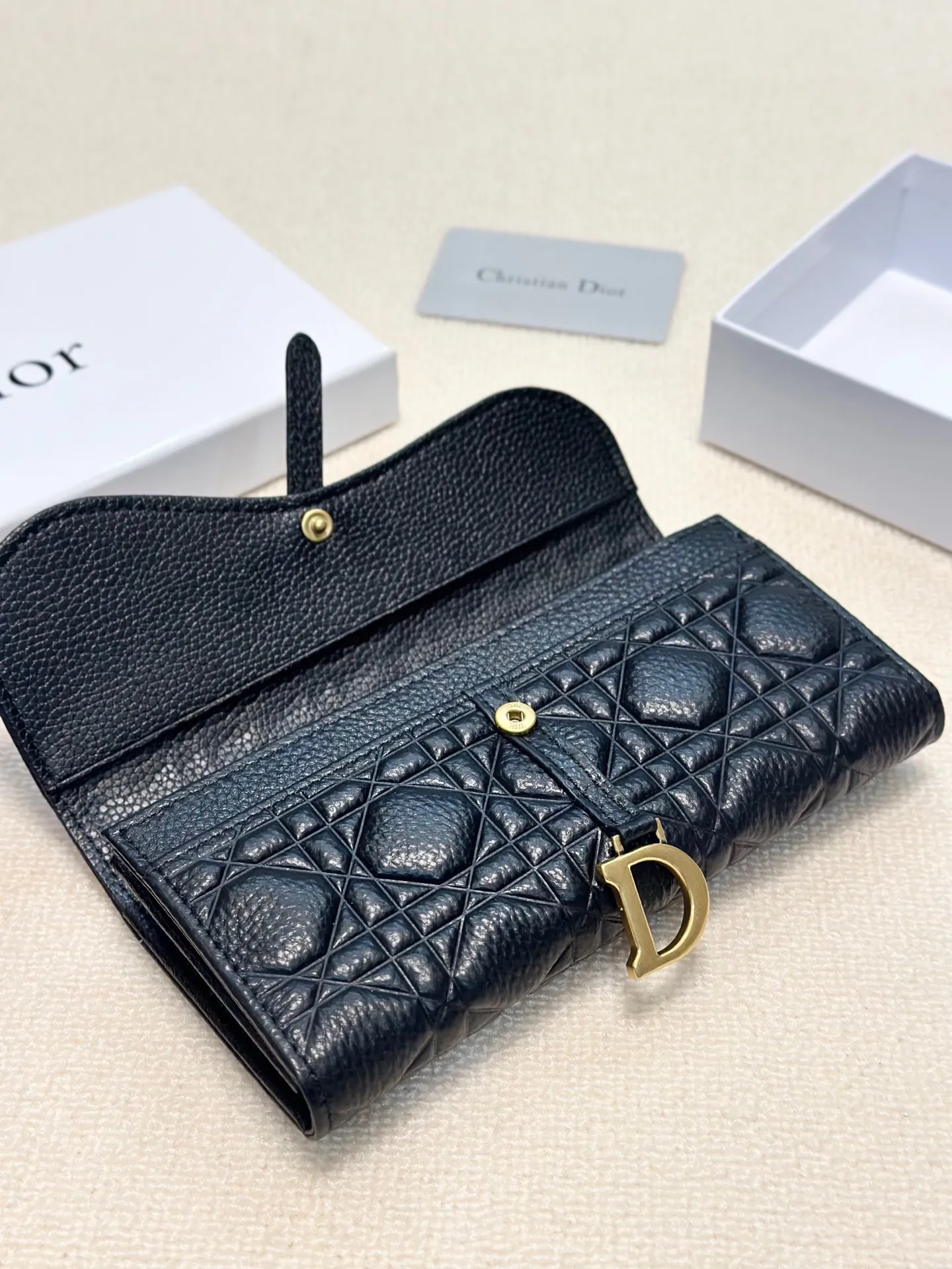 P95🎀🎀颜色 黑🎀尺寸 19x10🎀迪奥👏时尚钱包 🎃🎃头层牛皮压花🐂内阁超丰富👍女士专属🔥现货