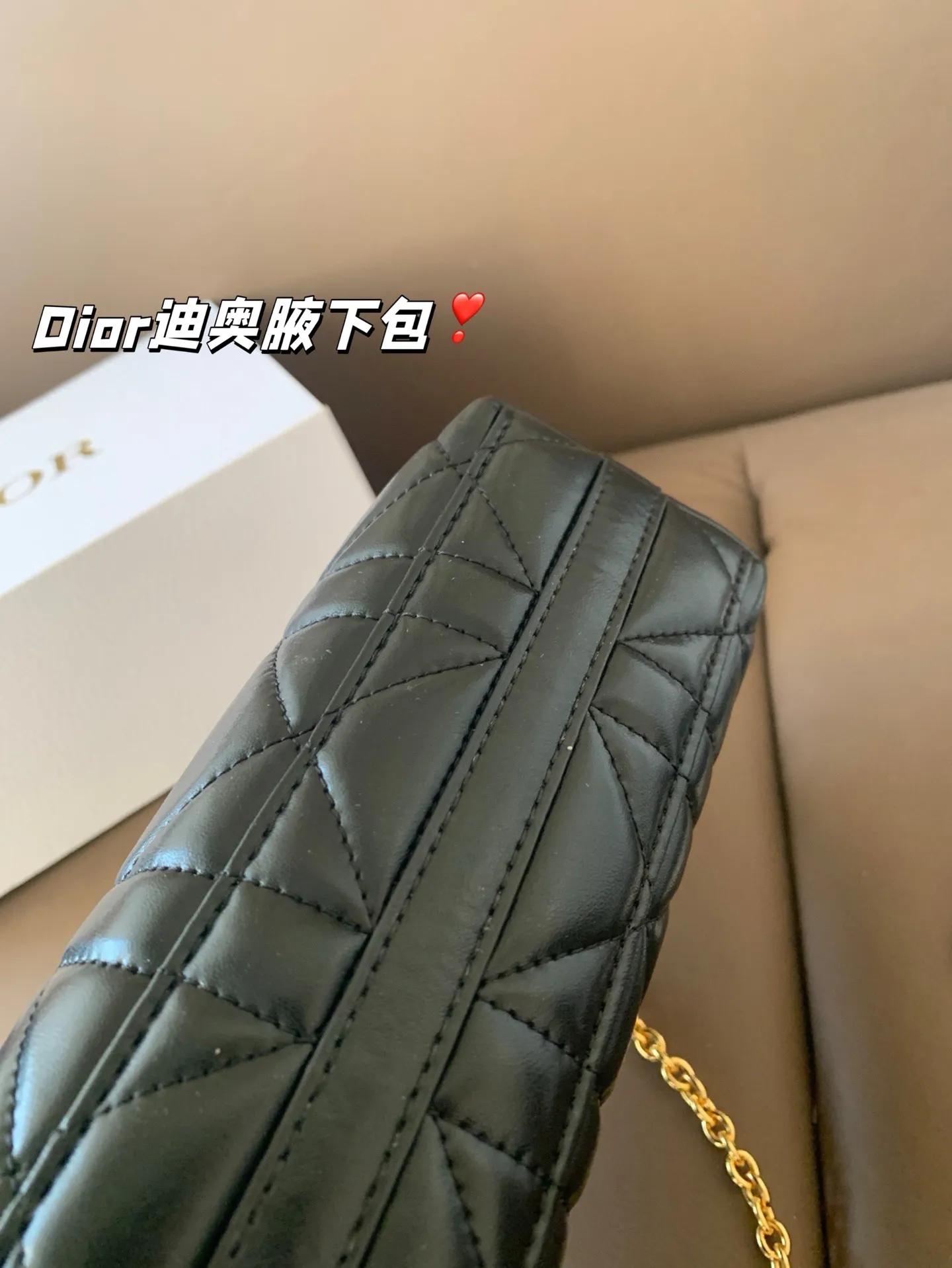 P175 配折叠盒子 Dior新款-迪奥之爱链条手袋!时尚现代而不失实用功能。CD标志，搭配一个拉链隔层，可收纳各种日常用品。百搭款式，搭配可调节、可拆卸的皮革肩带和顶部手柄，另带有可拆卸链条，可肩背或斜挎，是日常或晚装造型的理想之选。 尺寸：19*14