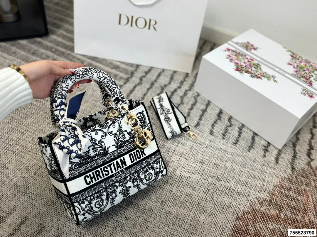 p290配礼盒 DIOR迪奥｜Lady D-Lite刺绣包 刺绣戴妃配斜挎带 D家最具有代表性的包包,拥有众多的粉丝~D家 lady D-Lite～诞生于20世纪90年代初,与戴安娜王妃有一段特殊的传奇,所以又被称为戴妃包最新款藤格纹刺绣戴妃包~精致度不止提升了一个档次开箱的仪式感~先来欣赏下视频~精致的如同艺术品这款包主打手工,每一个地方都是纯手工完成刺绣包边尤其是手柄处,感受到了吗 这款包特点全部立体感刺绣刺刺绣针数10万针以上,包包材质是意大利进口防水环保帆布 包包配有一款现在最流行的粗肩带,时尚感爆棚,休闲味道更浓郁~超百搭~容量很@,搭配翻盖设计,安全感十足 质感高级,配个大衣啥的太适合了,要有 包尺寸：24cm