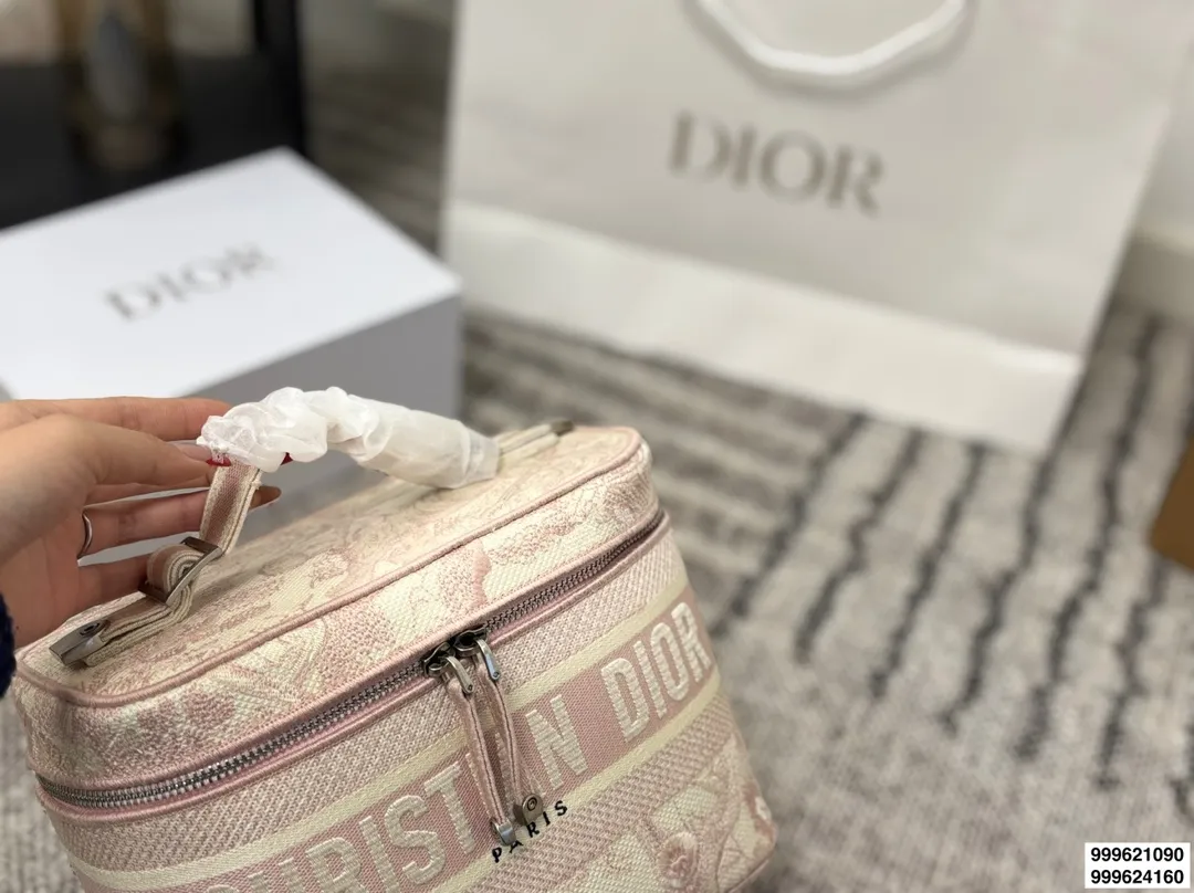 大号p220 小号p230 (配肩带)礼盒包装 size:24*18cm 19*15cm 迪奥 刺绣化妆包 原单 第一眼就沦陷,小号配长肩带 圆圆的包身太讨喜